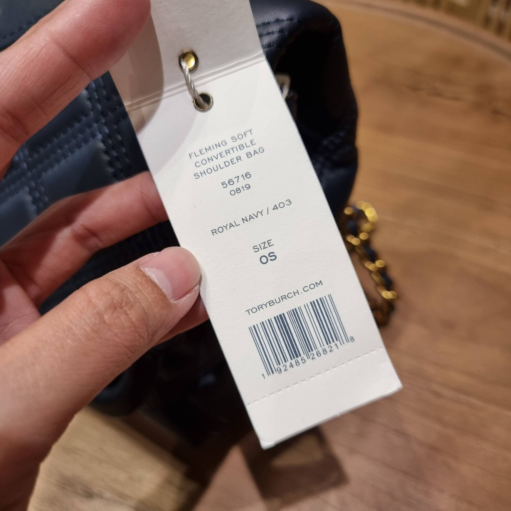 TORY BURCH FLEMING SOFT CONVERTIBLE SHOULDER BAG รุ่นหายากที่สาวๆตามหา มาพร้อมเสิร์ฟความสวยถึงบ้านไปเลยจ้า รอบนี้คัดสีสวยๆมาให้ได้ช้อปกันอย่างจุใจไปเลย กระเป๋าสะพายไหล่ หนังแท้นิ่มเต็มใบ สวยหรูดูแพง เปิด-ปิดด้วยตัวกดล็อคแน่นหนา สายสะพายในตัวปรับใช้ได้ 2 แ