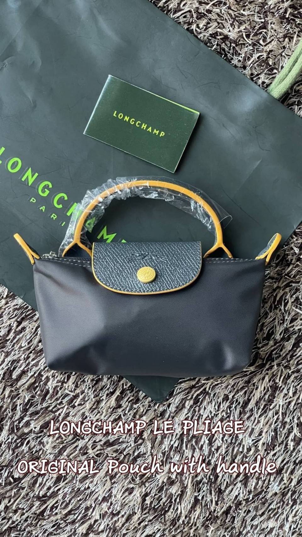 LONGCHAMP LE PLIAGE ORIGINAL Pouch with handle กระเป๋าถือขนาดมินิทรงpouch ให้ความหรูหราจาก Le Pliage (เลอ ปลิยาจ) ในขณะที่ที่ปิดแบบซิปช่วยให้คุณมั่นใจได้