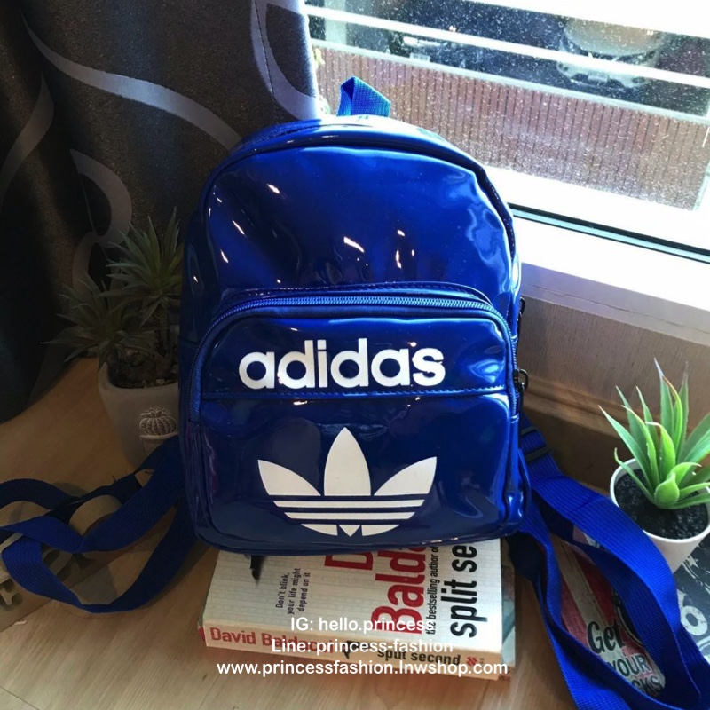 Adidas Classic Mini Backpack กระเป๋าเป้สะพายขนาดกลาง วัสดุหนังแก้ว ขนาดกะทัดรัด กันน้ำได้ เปิดปิดด้วยซิปเดียว ใส่มินิไอแพค กระเป๋าสตางค์ยาวได้ มีสายสะพายสองเส้น สามารถสะพายเป็นทรงครอสบอดี้ หรือเป้ก็น่ารักไปเลยคร้า!