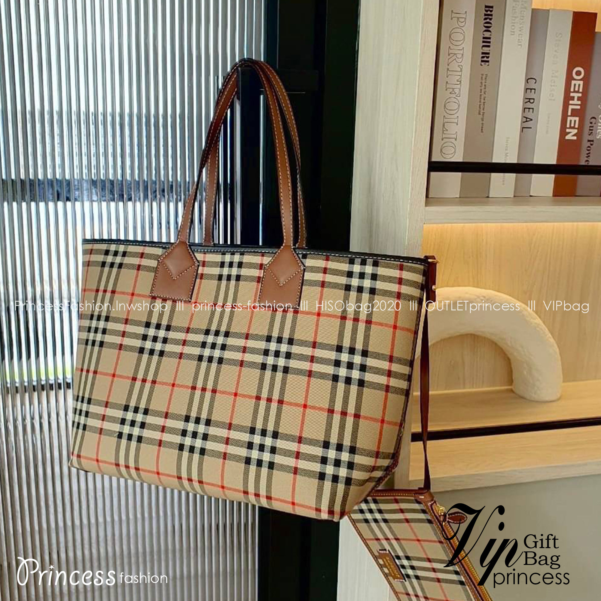 Burberry Tote Bag / Burberry Label Print Large London Tote Bag In Crema / BURBERRY LARGE LONDON TOTE BAG IN WHITE กระเป๋าสะพายไหล่ทรงช้อปปิ้ง ทรงคลาสสิค ฮิตตลอดกาล ตัวกระเป๋าวัสดุหนังผ้าแคนวาส ตัดหนัง