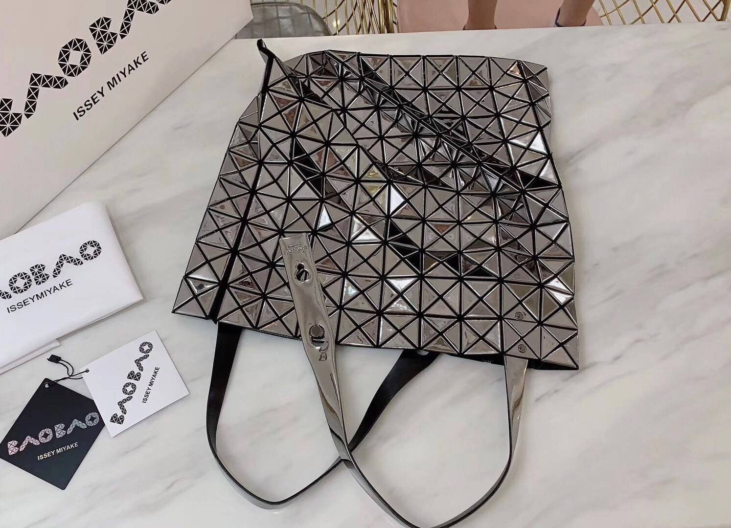 BAOBAO ISSEY MIYAKE 10x10 BLOCK TOTE BAG 39cm กระเป๋าถือทรง shopping โท้ทใบใหญ่ลายตาราง เกรดออริจินอล ภาพสินค้าถ่ายจากงานขายจริง ใช้งานต่างประเทศได้