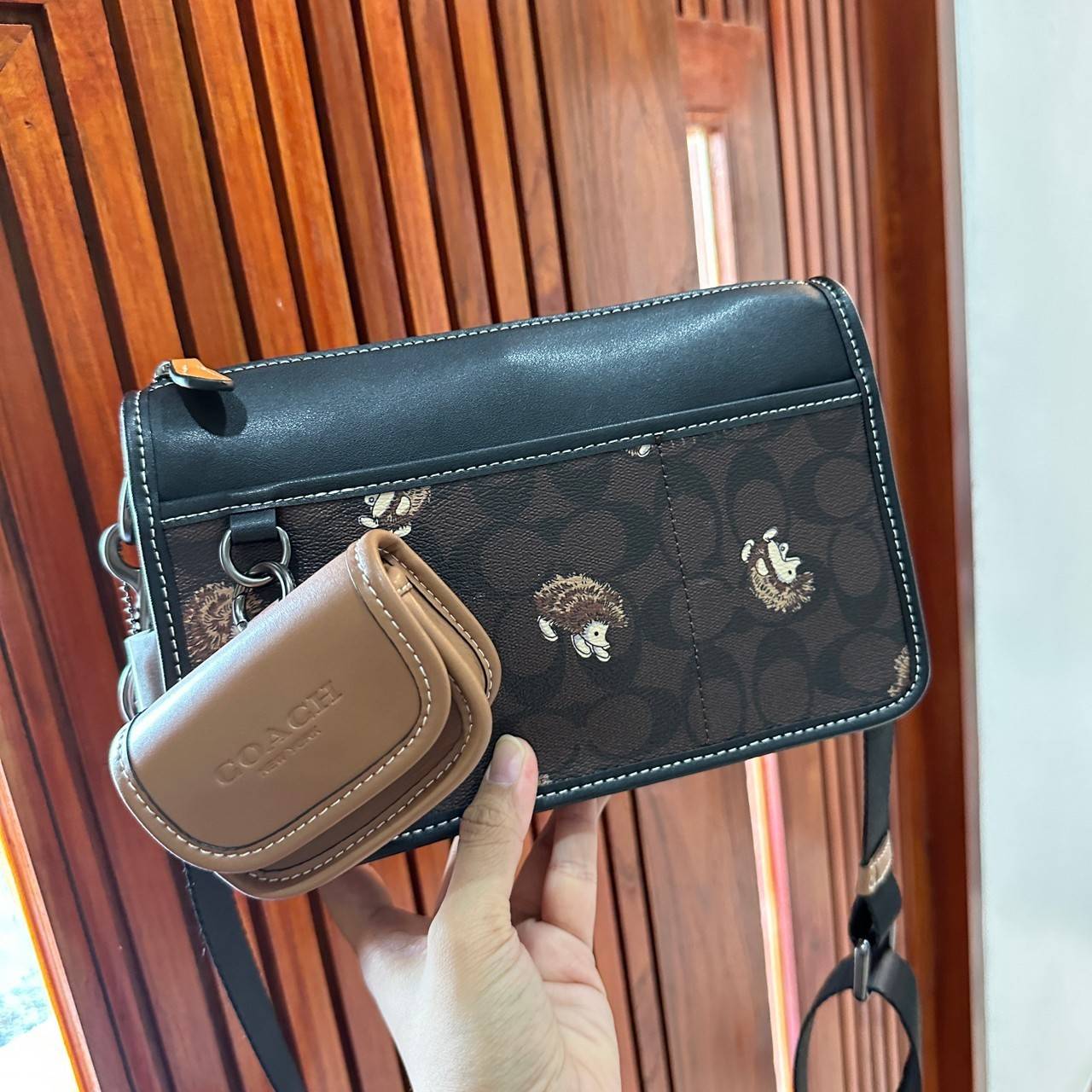 Coach Heritage Convertible Crossbody In Signature Canvas With Creature Print( cc131) กระเป๋าไฮบริดแบบถอดได้รุ่นใหม่ หล่อเท่ส์ สะพายสามารถสะพายทำงานดูดีสุดๆคะ มาพร้อมกระเป๋าใบเล็กห้อยสุดเก๋ วัสดุแคนวาสตัดขอบหนังแท้ เปิด ปิดด้วยซิป ซับในผ้า ด้านนอกกระเป๋าเป