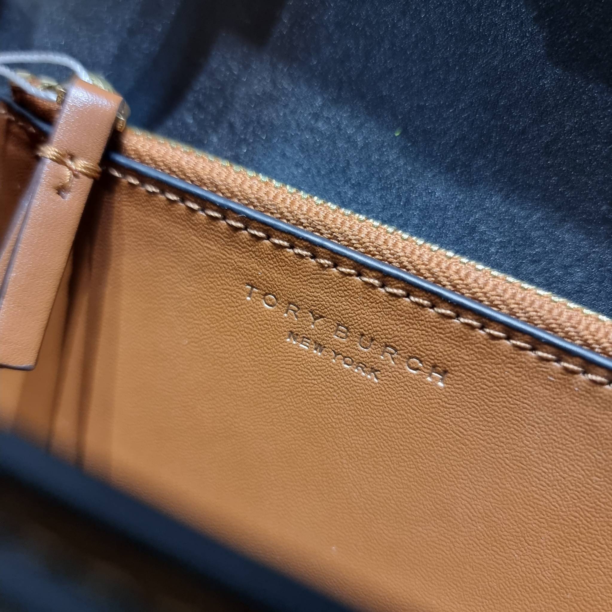 Tory Burch Bag / TORY BURCH ELEANOR SMALL CONVERTIBLE SHOULDER BAG ฮอตไอเท็ม รุ่นนี้ขายดีขายหมด สวยหรู คุณหนู ผู้ดี!! หายากมากแล้วน้า กระเป๋าสะพายข้าง ดีไซน์อยู่ทรง ขนาดกำลังสะดวกใช้ เปิด-ปิดด้วยแถบแม่เหล็ก ภายในแบ่งสัดส่วนได้เป็นอย่างดี