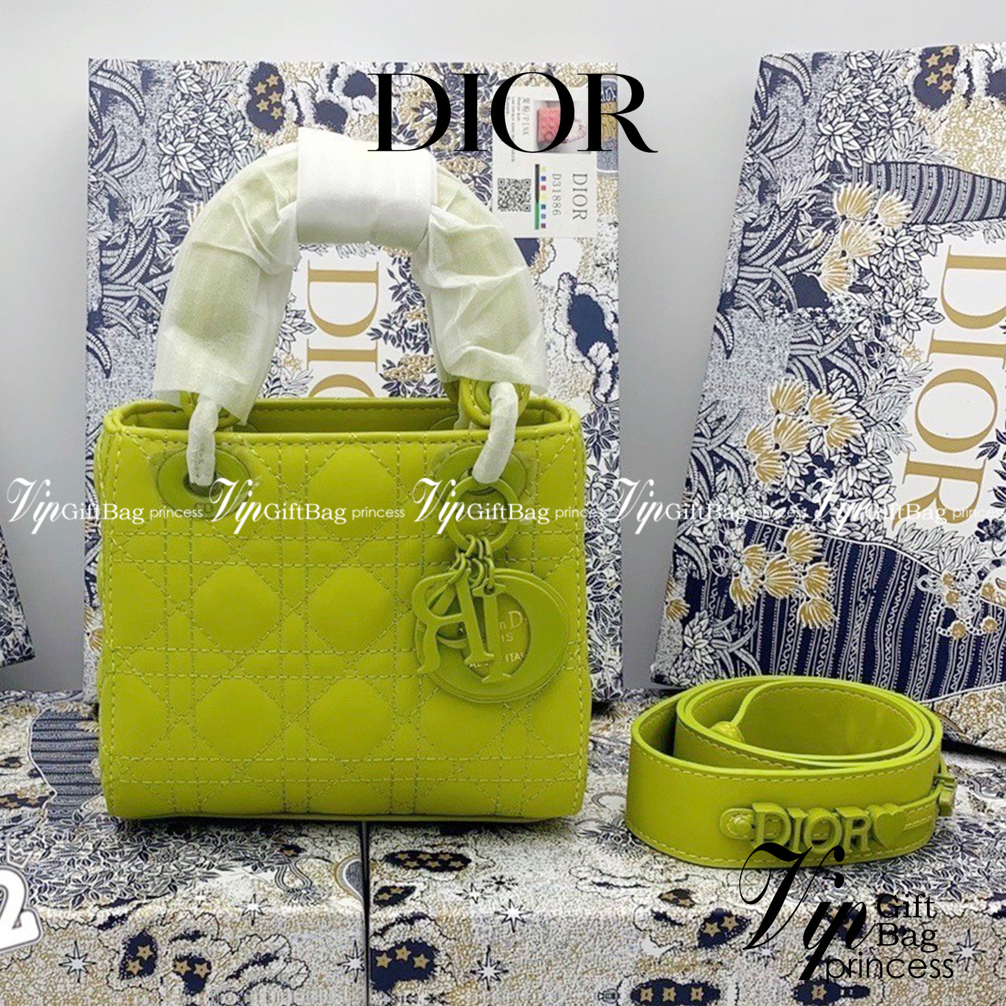 DIOR CD LADY BAG / Christian Dior Lady Dior Ultra-Matte Bag พร้อมส่ง 6 โทนสีพาสเทลหวานๆ น่ารักละมุน ตัวห้อยโลโก้โทนสีเดียวกับกระเป๋า น่ารักมากค่ะ ดีไซน์เรียบง่าย แต่แฝงไปด้วยความหรูหรา วัสดุหนังแท้ ทรงกล่องคลาสสิค มีหูจับในตัวและสายครอสบอดี้สุดเลิศ ที่มาพ