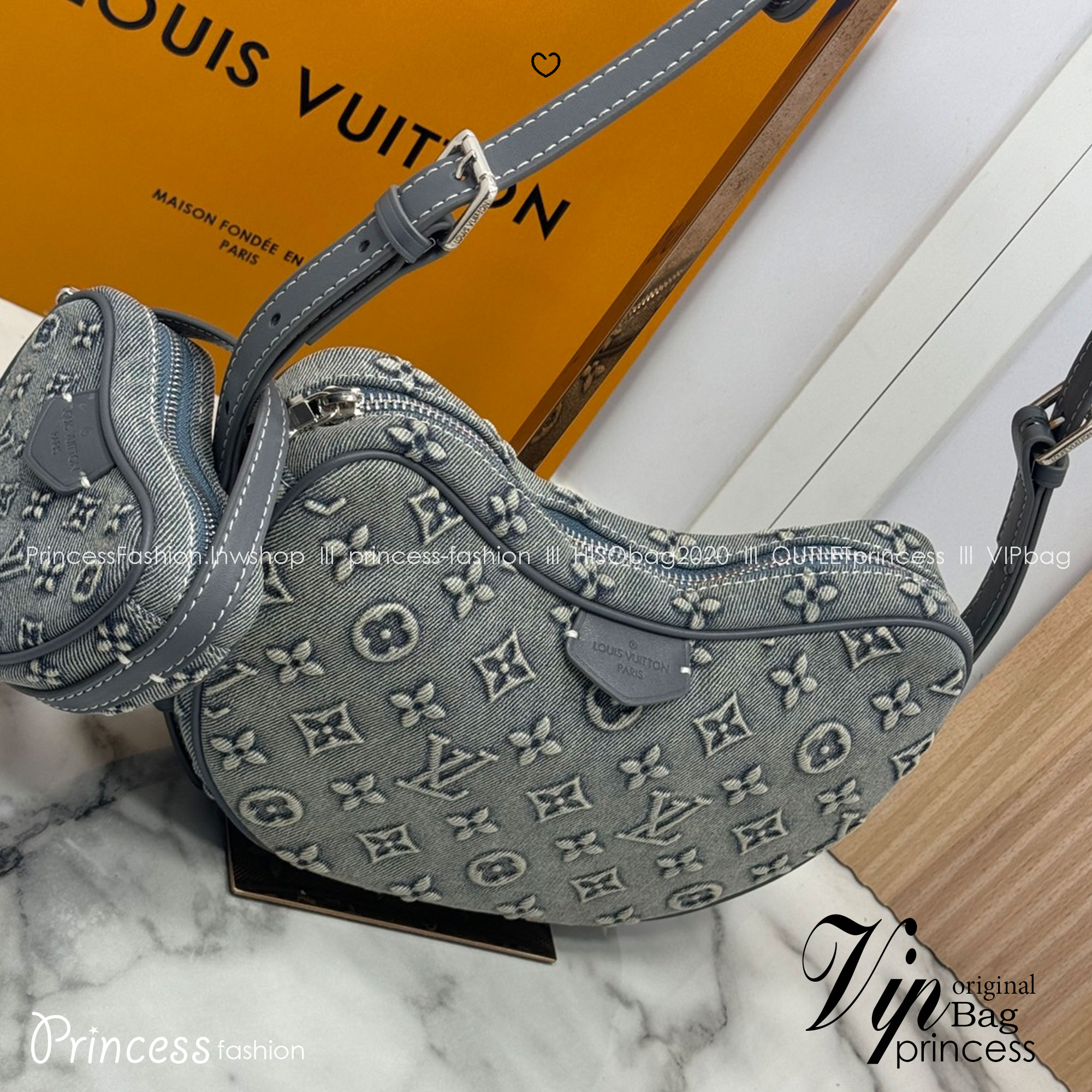 LV Croissant MM Monogram Denim Bag กระเป๋าทรงครัวซองต์ เดนิมสไตล์วินเทจ ปั้มนูนโลโก้ลายโมโนแกรม สวยชิค ฉ่ำก่อนใคร ด้วยดีไซน์สุดเก๋แบบทำถึง เพิ่มดีเทลน่าใช้ด้วยใบลูก ที่แยกออกมาใช้ได้ ใส่เหรียญใส่ของจุกจิกได้ บอกเลยว่าสะพายไปไหนก็สวยโดดเด่นกว่าใคร