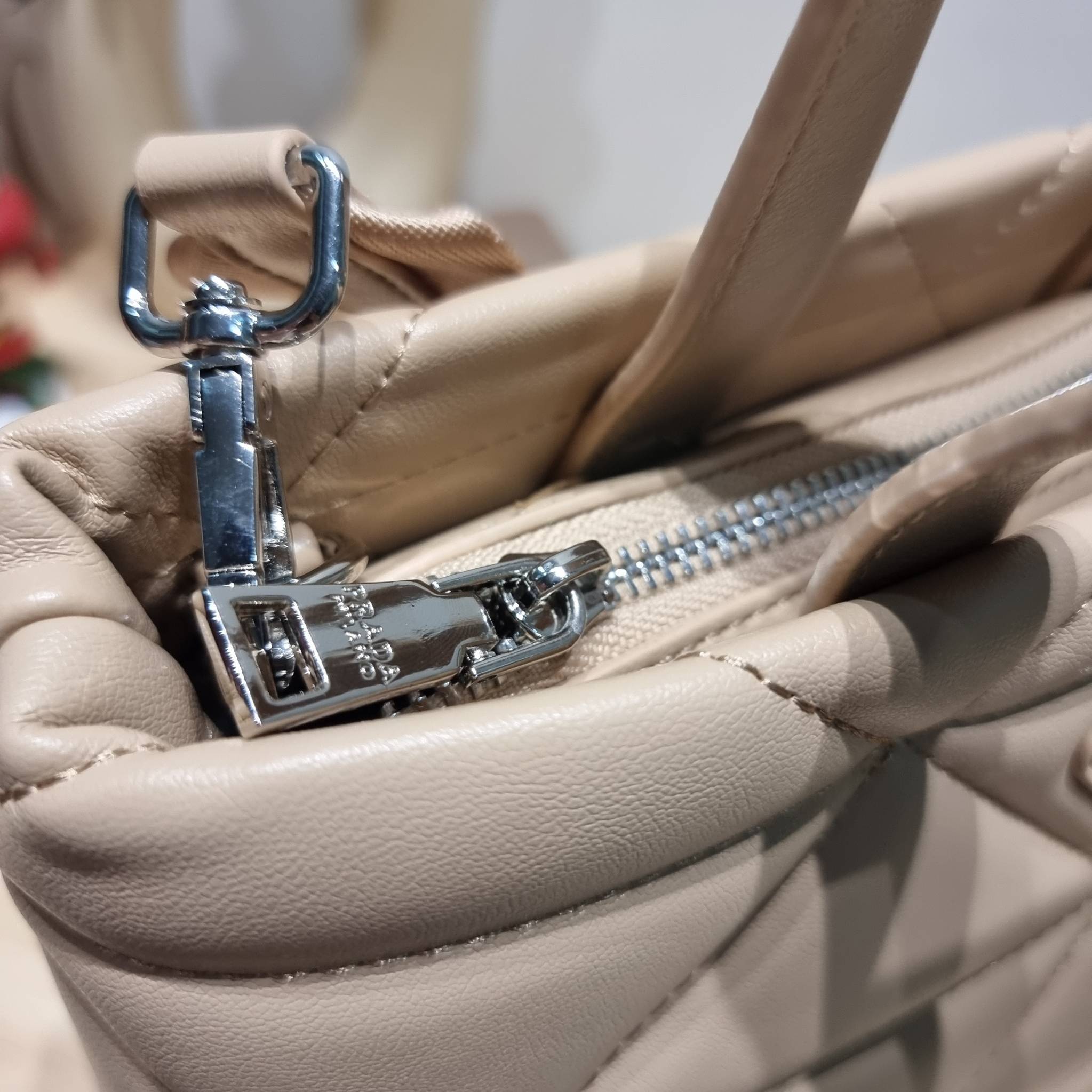 PRADA LEATHER PADDED BAG ใหม่ล่าสุด กับคอลเลคชั่นที่ทำออกมาตอบโจทย์ได้ทุกไลฟ์สไตล์ และเป็นยูนิเซ็กส์ กับกระเป๋าทรงโท้ท ขนาดกำลังดี วัสดุหนังเรียบ ตัดเย็บเดินเส้นลายตาราง ปากกระเป๋ามีซิปเปิดปิด ภายในเป็นช่องโล่ง