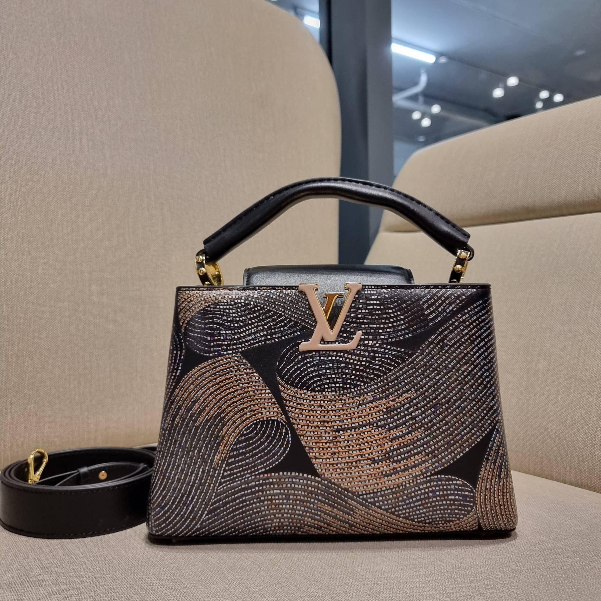 LV capucines top handle วีไอพีพรีเมี่ยมกิ๊ฟจากเคาน์เตอร์ ที่สุดของความสวยในราคาเบาๆ กระเป๋าถือสุดหรู ดีไซน์ทรงคลาสสิค พร้อมลวดลายหรูหรา มาพร้อมหูจับในตัว ด้วยรูปทรงวินเทจและวัสดุหนังแท้ ขับผิว ทำให้ไอเท็มนี้สะกดทุกสายตาจริงๆ และยังมีลูกเล่นที่ฝาปิดกระเป๋า
