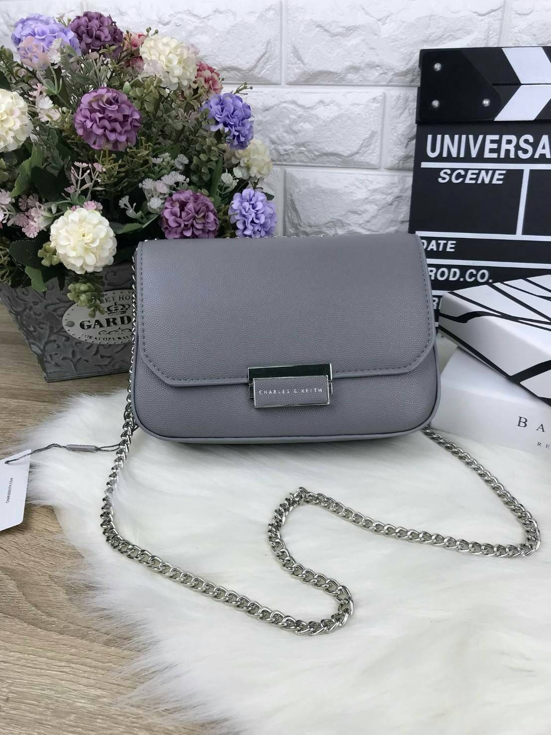 CHARLES & KEITH PUSH-LOCK CHAIN BAG กระสะพายใบเก๋ วัสดุหนังปั๊มลายคาร์เวียร์ เปิดปิดด้วยตัวล็อกที่ด้านหน้า ด้านในมีช่องซิป ช่องใส่บัตร สามารถใส่ iphone 7 plus ได้ รุ่นนี้จะสะพายแบบสายคู่/สายเดี่ยวก็ได้นะคะ สวยครบเครื่องเลยค่ะ