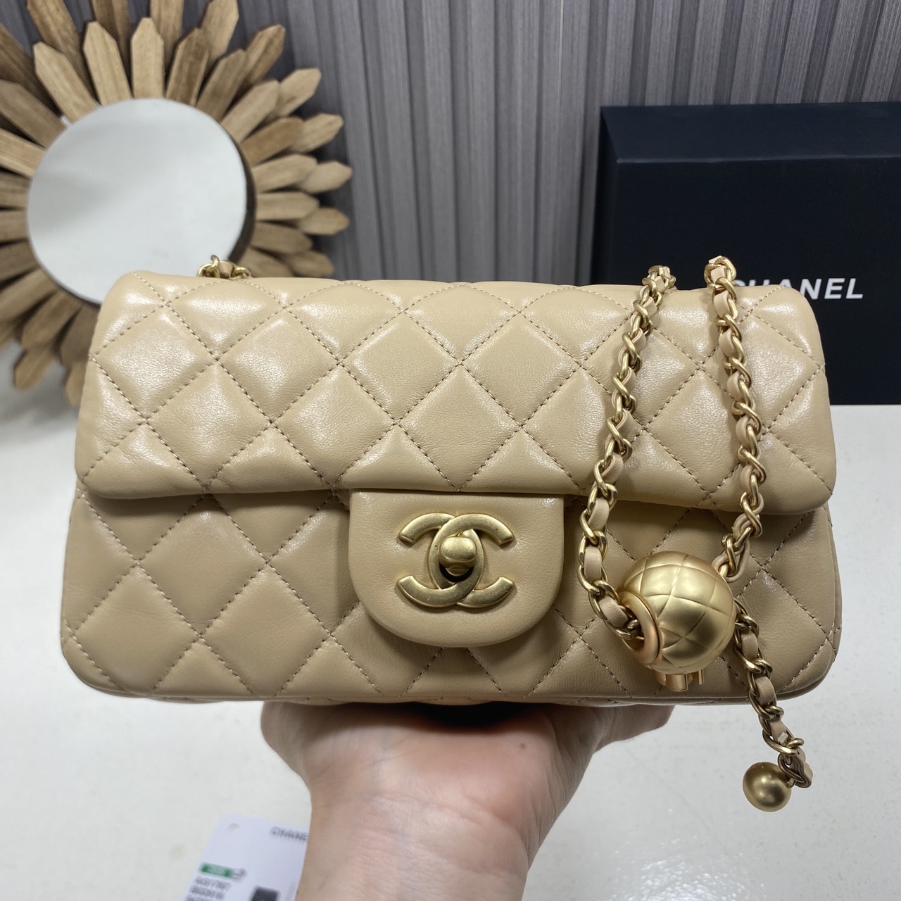 ORI หนังแท้ | Chanel Classic Flap Bag กระเป๋าสะพายรุ่นคลาสสิก สายประดับบอลโลโก้สวยหรูอะไหล่สีทองสวยงาม