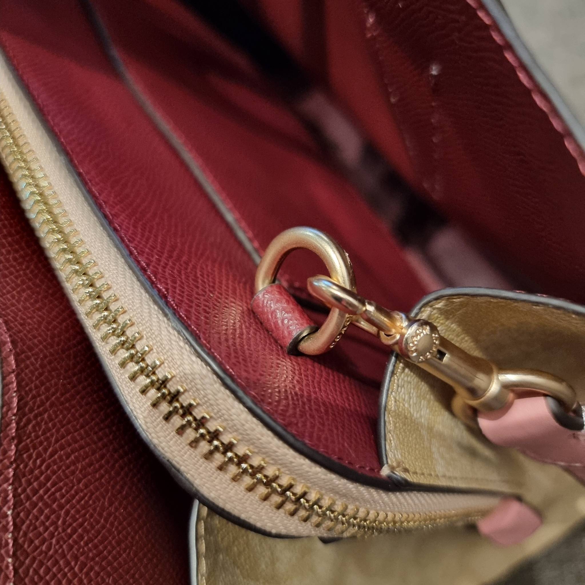 COACH C4075 TATUM CARRYALL IN SIGNATURE CANVAS คอลเลคชั่นใหม่ล่าสุด จัดมาให้ได้สวยก่อนใคร สวยหรูทุกสี!! ลุคผู้ดีต้องมาอีกหนึ่ง กระเป๋าสะพายทรงสวย ที่มาพร้อมสายสะพายไหล่ในตัว และสายครอสบอดี้สำหรับสะพายข้าง วัสดุหนัง crossgrain สวยคมมากๆ ตัวกระเป๋าถูกแบ่งเป