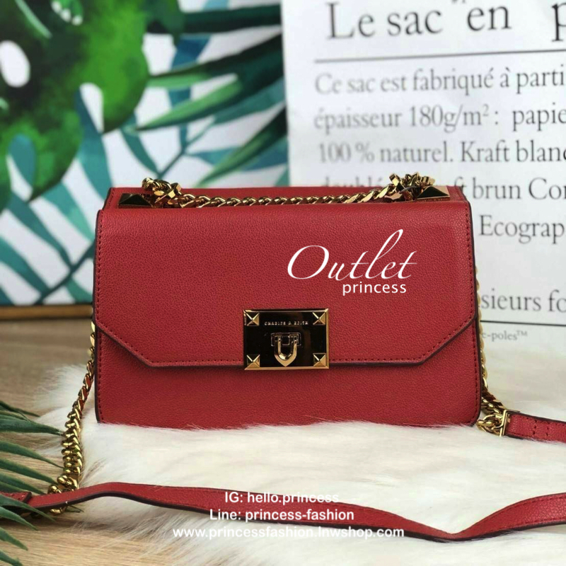 CHARLES & KEITH METAL PUSH LOCK CROSSBODY BAG รุ่นฮิตขายดีมีมาพร้อมส่งแล้วจ้า กับกระเ๋าสะพายไซส์น่ารัก วางอยู่ทรง เปิดปิดด้วย ตัวล็อกด้านหน้า ด้านในแบ่งเป็น 2 ช่องมีช่องซิปตรงกลาง จุของได้เยอะพอควรเลยค่ะ ใส่ iPhone plus ได้สบายๆ และของจุกจิกที่จำเป็น รุ่น