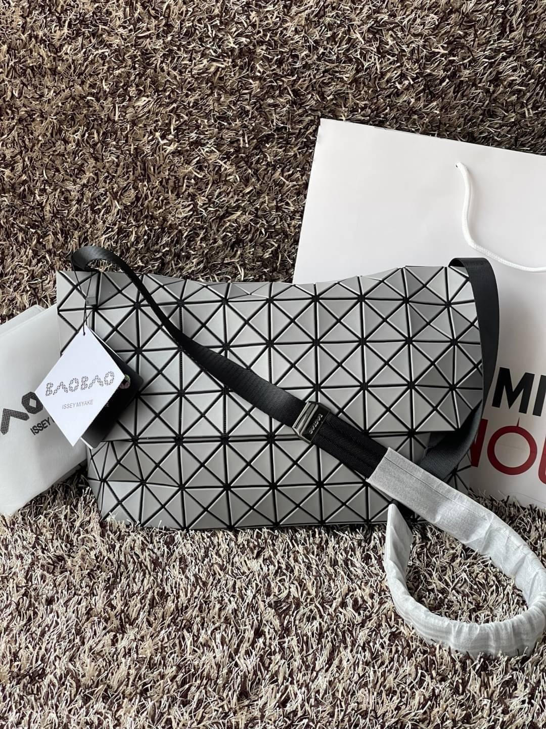 Baobao Issey Miyake Prism Sac ชาวมินิมอลทั้งชายและหญิงต้องถูกใจรุ่นนี้ เพราะ Prism Sac เป็นกระเป๋าแบบ unisex ที่มาพร้อมกับความเรียบง่ายของวัสดุเนื้อแมตต์ แต่ให้ลุคสไตล์เท่แบบคูลๆ โดดเด่นด้วยดีไซน์ที่ออกแบบมาให้ใช้งานที่ง่าย ตอบโจทย์ทุกสถานการณ์ฝาพับแบบเปิ