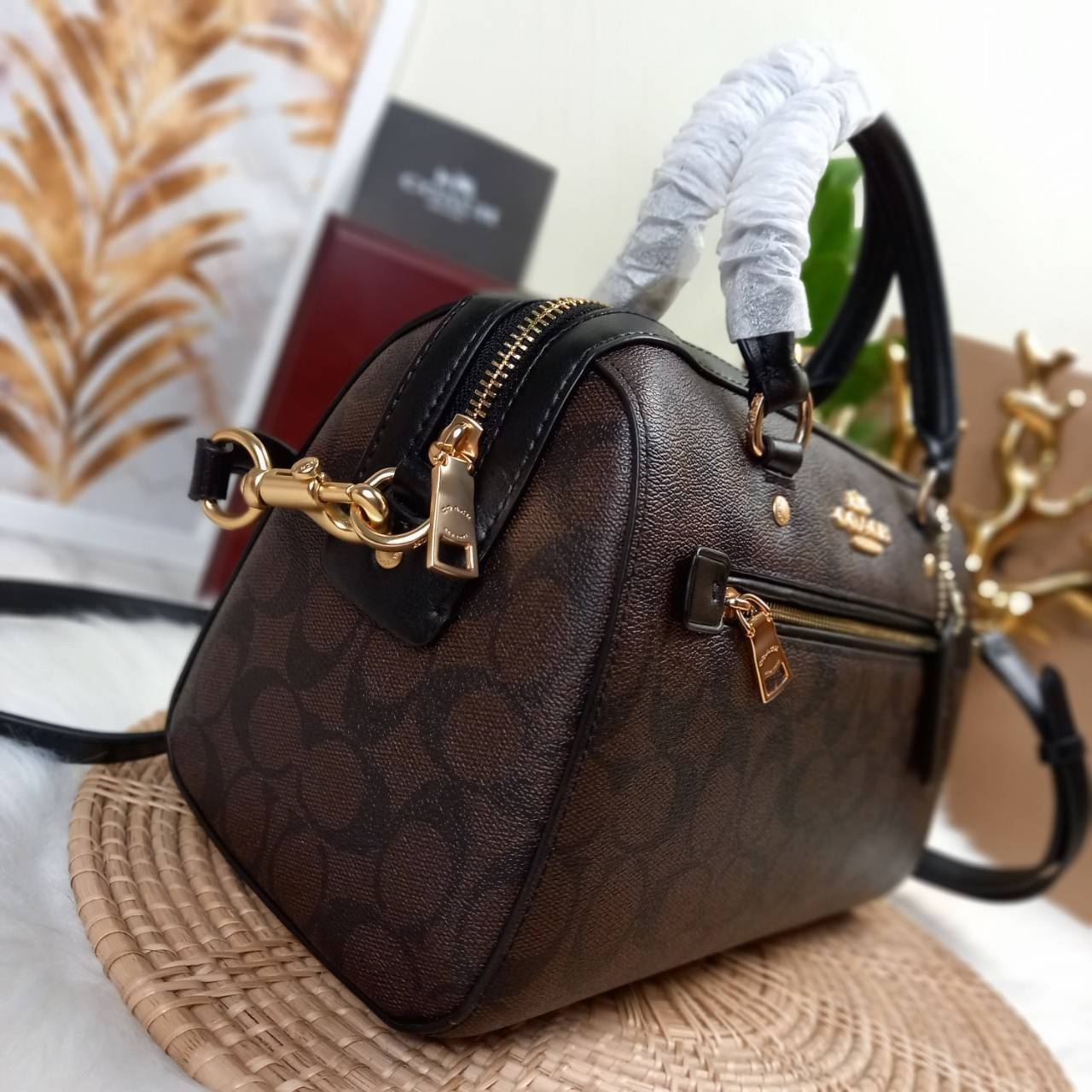 COACH ROWAN SATCHEL IN SIGNATURE CANVAS (COACH F83607)🌺ระดับตัวTOP ยกให้เธอเลย กับรุ่นนี้💃//หมอน 10" รุ่นมีช่องซิปด้านหน้า สามารถแยกเก็บของสำคัญๆได้อย่างเป็นสัดส่วน สำหรับใครที่ชอบกระเป๋าที่จุของได้เยอะๆ รุ่นนี้ตอบโจทย์ได้เลย แนะนำว่า