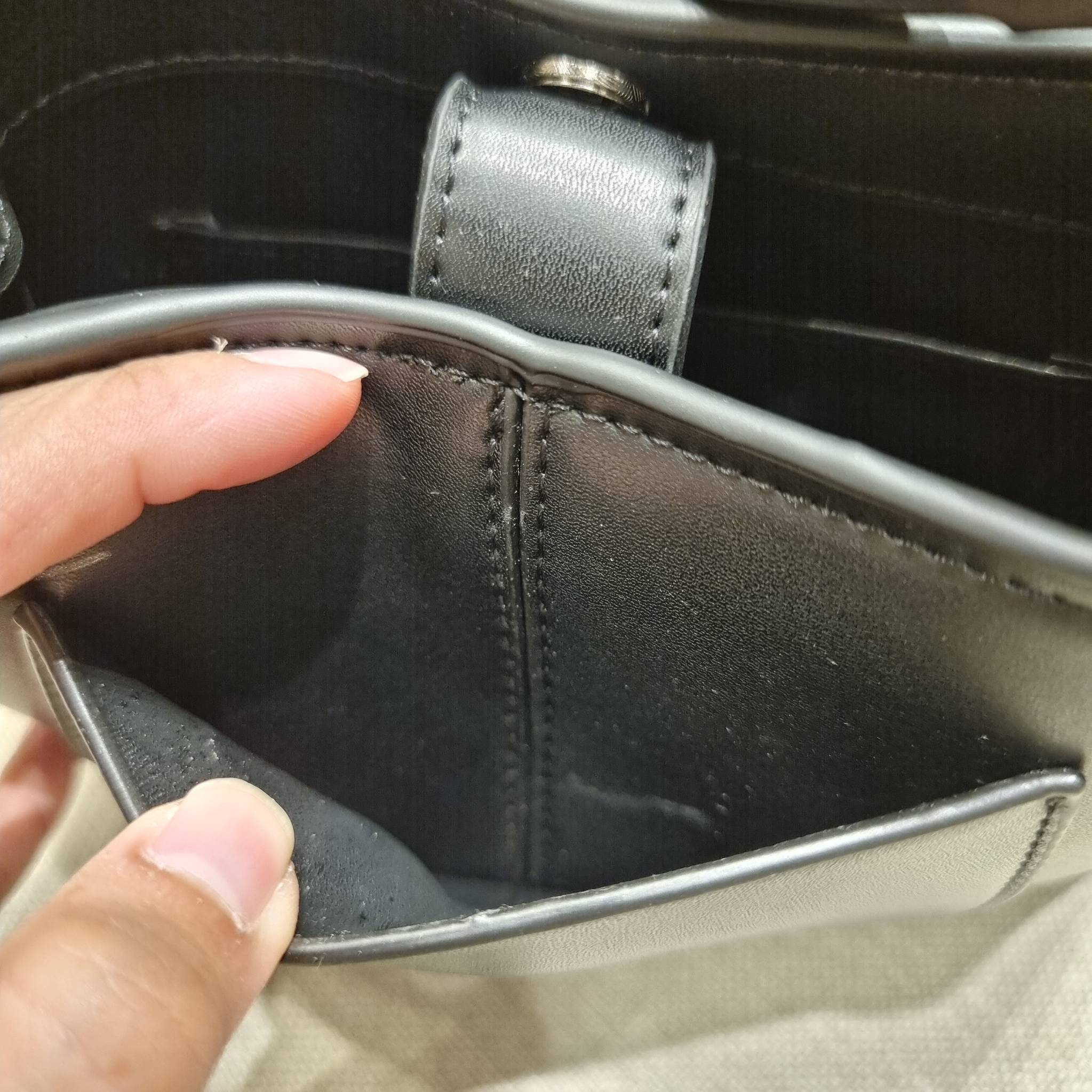 Balenciaga XX small leather shoulder bag กระเป๋าสะพายดีไซน์สวยเลิศ!! ไม่ซ้ำ เอกลักษณ์ที่โดดเด่นด้วยรูปทรง และขนาดที่กำลังเหมาะใช้งาน พร้อมดีไปหมด!! วัสดุสังเคราห์เรียบหรู ปากกระเป๋ามีแถบแม่เหล็กคาดกันของหล่นได้ ภายในกระเป๋าเป็นช่องโล่ง มีช่องซิป และช่องย่