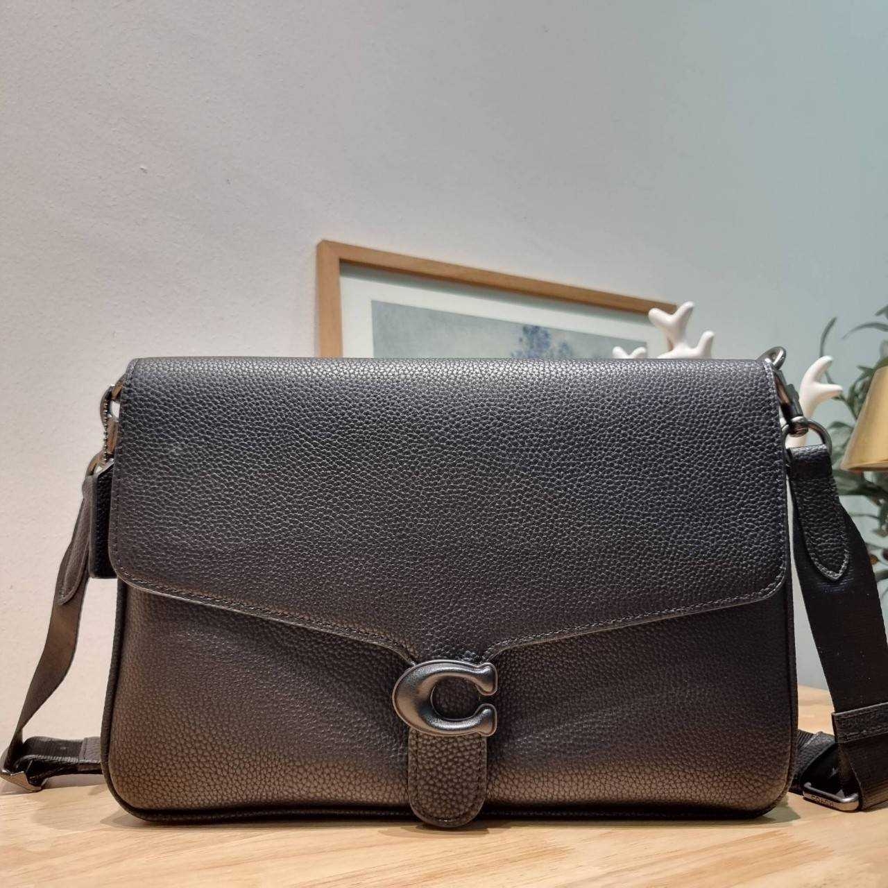 COACH Soft Tabby Messenger In Signature Canvas C8430 CH769 ไอเท็มที่หนุ่มๆต้องไม่พลาด กระเป๋าทรงแมสเซนเจอร์ใบใหญ่กำลังพอดี พร้อมด้วยสายสะพาย 2 เส้น