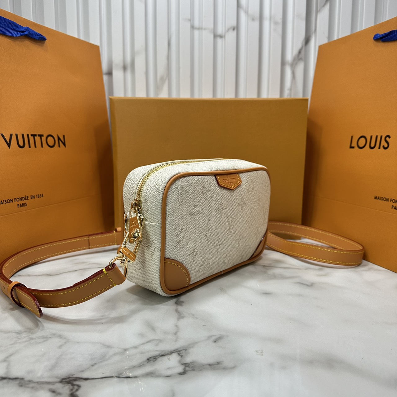 ORI หนังแท้ | LV Trocadéro Wearable Wallet Monogram Canvas 20cm กระเป๋าสะพายทรงแมสเซ็นเจอร์ดีไซน์ใช้เป็นกระเป๋าสตางค์ได้ ขนาดกำลังสวยกะทัดรัด คลาสสิคหรูหราคล่องตัว