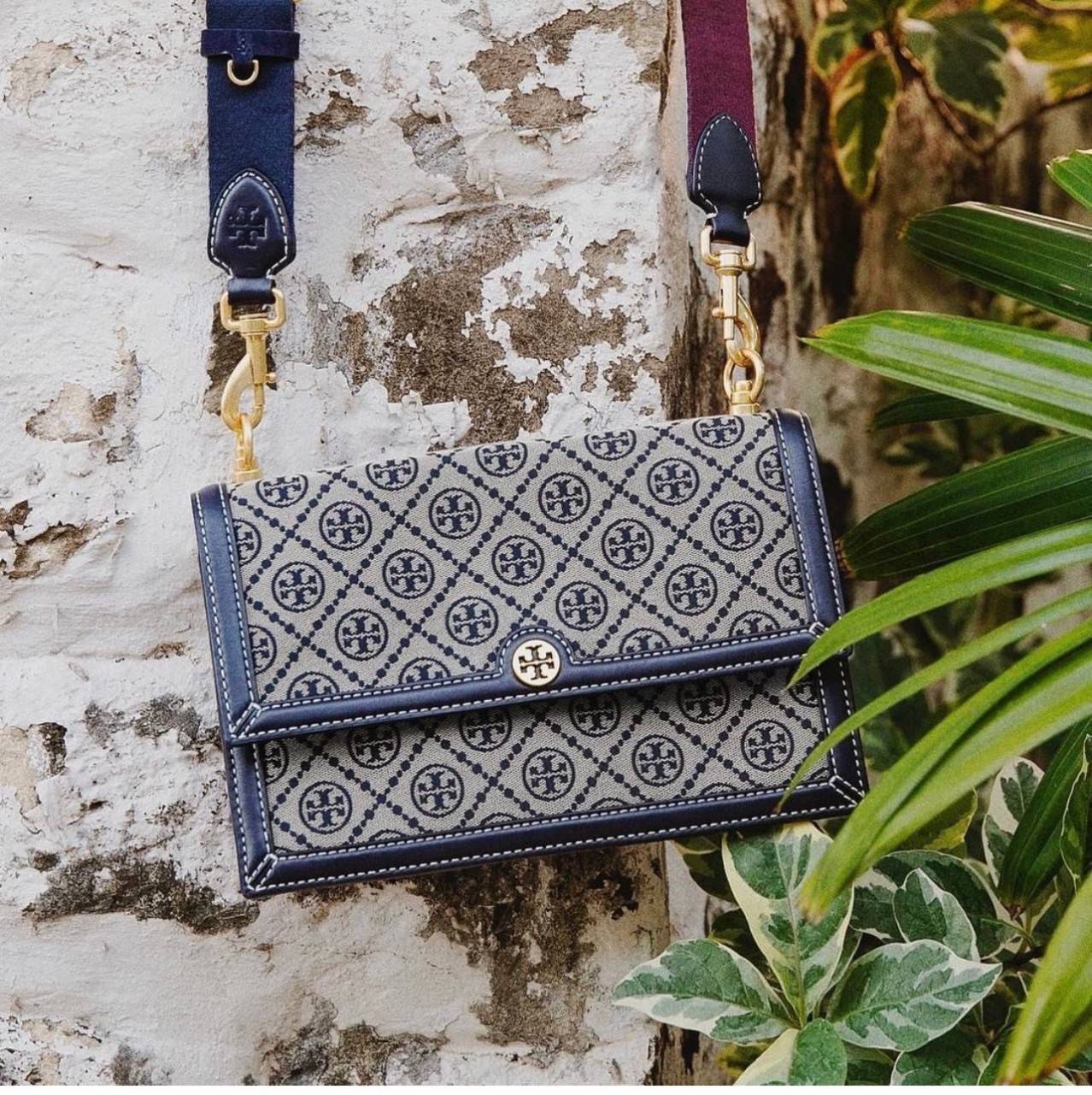 Tory burch t monogram jacquard shoulder bag คอลเลคชั่น T Monogram สำหรับคอลเลคชั่นฤดูใบไม้ผลิ 2021 เราสร้างสรรค์ลายโมโนแกรมที่ได้รับแรงบันดาลใจมาจากลวดลายการถักทอผ้าห่มของชาว Pennsylvania Dutch แบบดั้งเดิม เป็นการเฉลิมฉลองโลโก้สุดไอคอนนิคของแบรนด์ โดดเด่น