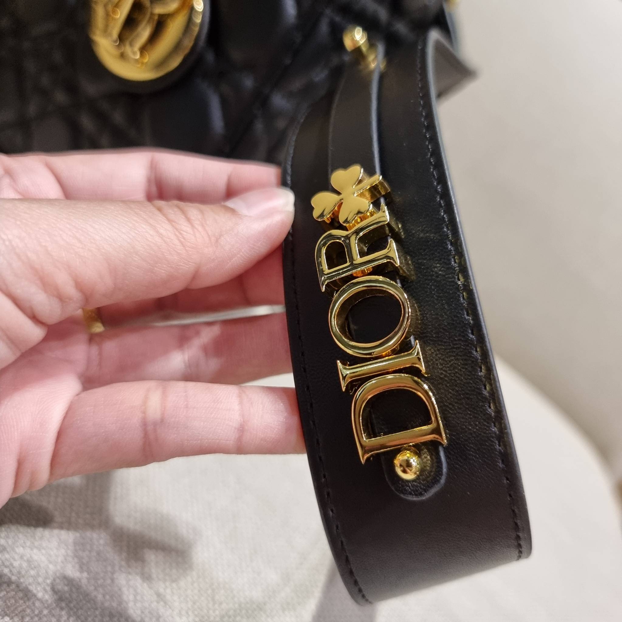 DIOR CD LADY BAG กระเป๋าสะพายข้างพรีเมี่ยมกิ๊ฟสุดฮอต ดีไซน์เรียบง่าย แต่แฝงไปด้วยความหรูหรา ทรงกล่องคลาสสิค โดดเด่นด้วยพวงกุญแจอะไหล่สีทอง วัสดุหนังแท้ มีหูจับในตัวและสายครอสบอดี้สุดเลิศ ที่มาพร้อมอะไหล่ฟอนท์สีทองเรียงร้อยในสายหนัง แต่งเติมดีเทลอัพราคาไปอ