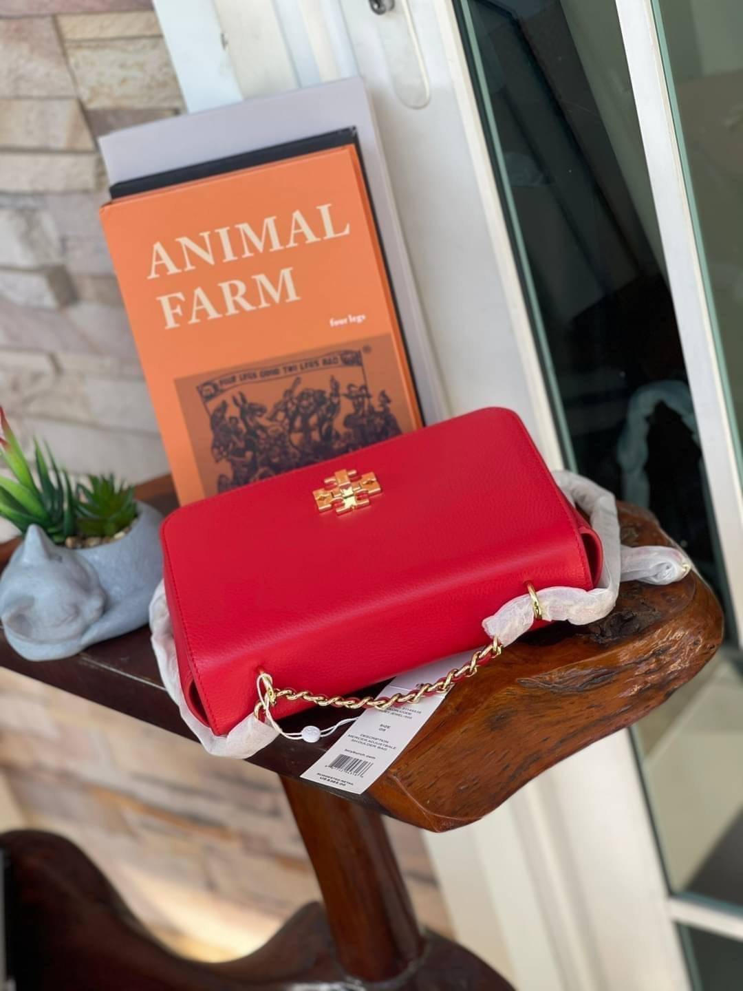 Tory burch description mercer adjustbale shoulder bag เป็น Collection รุ่นท็อปที่สาว ๆ หลายคนถูกใจ ด้วยทรงกระเป๋าคลาสสิกสุดเก๋ ใช้งานแบบไหนก็ดูดี ในลุคช์สาวหวานแบบสะพายสายคู่ หรือ ต้องการความคล่องตัวด้วยการสะพายแบบครอสบอดี้ มีดีไซน์ที่ Practical ต่อการใช้