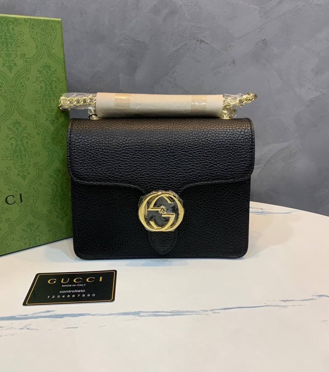 VIP GIFT 】หนังแท้ GUCCI Interlocking G Shoulder Bag กระเป๋าสะพายไหล่/ข้าง ดีไซน์ได้อย่างมีสไตล์ ดูมีสเน่ห์ด้วยโทนสีดำสุดคลาสสิก ใบนี้แมทช์ได้กับทุกลุค เท่ๆ casual หรูหรา มีช่องแบ่งสัดส่วนสวยงาม สาวๆขี้เบื่อขอแนะนำใบนี้เลยจ้า ลูกเล่นเยอะมาก เปลี่ยนสไตล์ได้