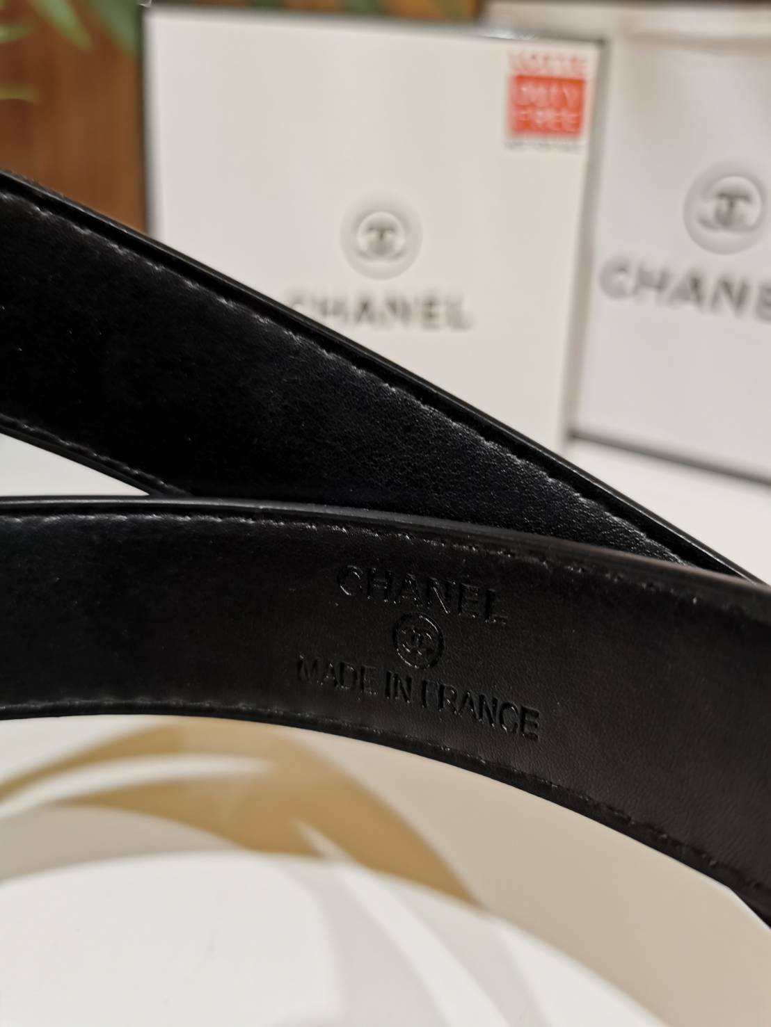Chanel Vintage Logo Leather Belt VIP Gift With Purchase (GWP) พรีเมี่ยมกิ๊ฟ Limited จาก CHANEL PARFUME DUTYFREE วัสดุ Calfskin หนังแท้เรียบสวย หัวเข็มขัดโลโก้แบรนด์ 3D Vintage สายปรับระดับได้ มาในดีไซน์คลาสสิคเรียบหรูเข้ากับทุกลุ๊คแบบไม่มีเอ้าท์ พร้อม Ori