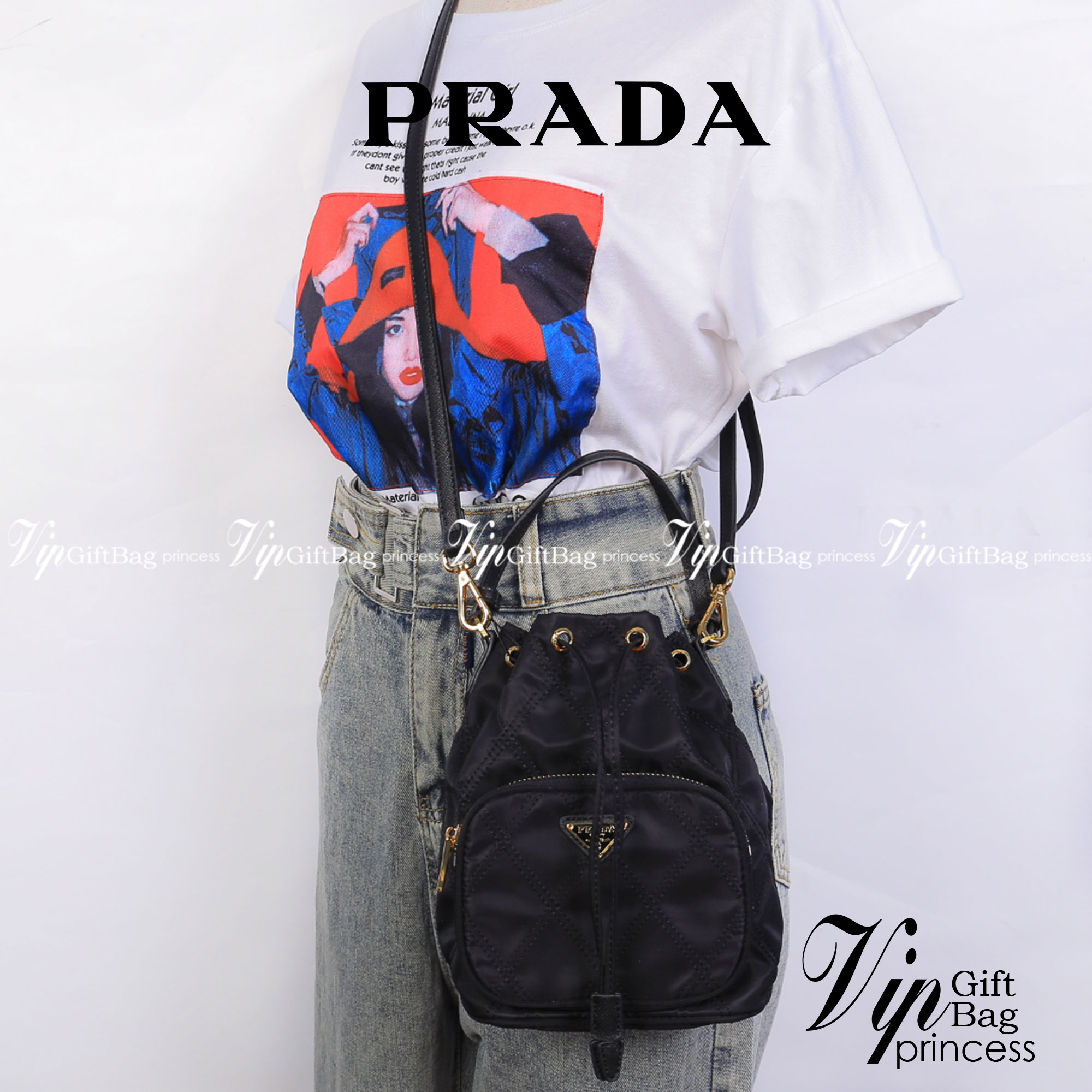 PRADA DRAWSTRING BAG WITH STRAP VIP / PRADA BUCKET BAG / prada bag nylon กระเป๋าสะพายทรงจีบ วัสดุ Nylon ลายตาราง คุณภาพดี ขนาดกำลังดี ด้านหน้ามี 1 ช่องซิป โลโก้แบรนด์ หัวซิปและอะไหล่ปั๊มแบรนด์ น้ำหนักเบา ด้านในเป็นช่องโล่งกว้าง ซับในพิมพ์ลายแบรนด์สวย ตามแ