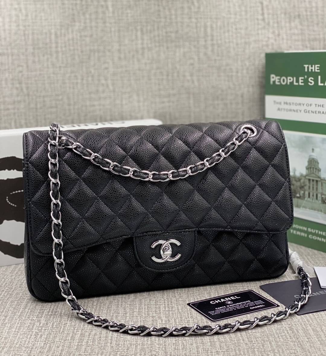 หนังแท้ CHANEL LARGE CLASSIC JUMBO HANDBAG 30cm พร้อมส่งที่ไทย Lambskin & Grained Calfskin กระเป๋าสะพายคลาสสิกใบใหญ่ หนังแท้และโลหะสีทอง/สีเงิน ภาพสินค้าถ่ายจากงานขายจริง ใช้งานต่างประเทศได้