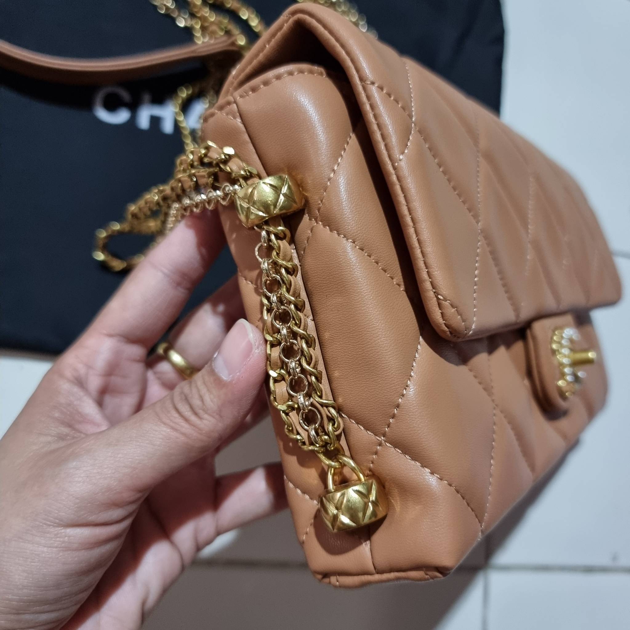 VIP 】สวยหรูพร้อมเสิร์ฟ!! กับไอเท็มสุดเลิฟจาก Chanel กระเป๋าสะพายที่สุดของความคุ้มค่า วัสดุหนังแกะนิ่มเต็มใบ เปิด-ปิดกระเป๋าด้วยตัวบิดล็อค ภายในกระเป๋าบุผ้าสวยหรู มีช่องโล่งกว้างจุของได้สบาย ใส่โทรศัพท์ กระเป๋าสตางค์ได้ มีช่องซิป 1 ช่อง ช่องย่อย 1 ช่อง ดีเ