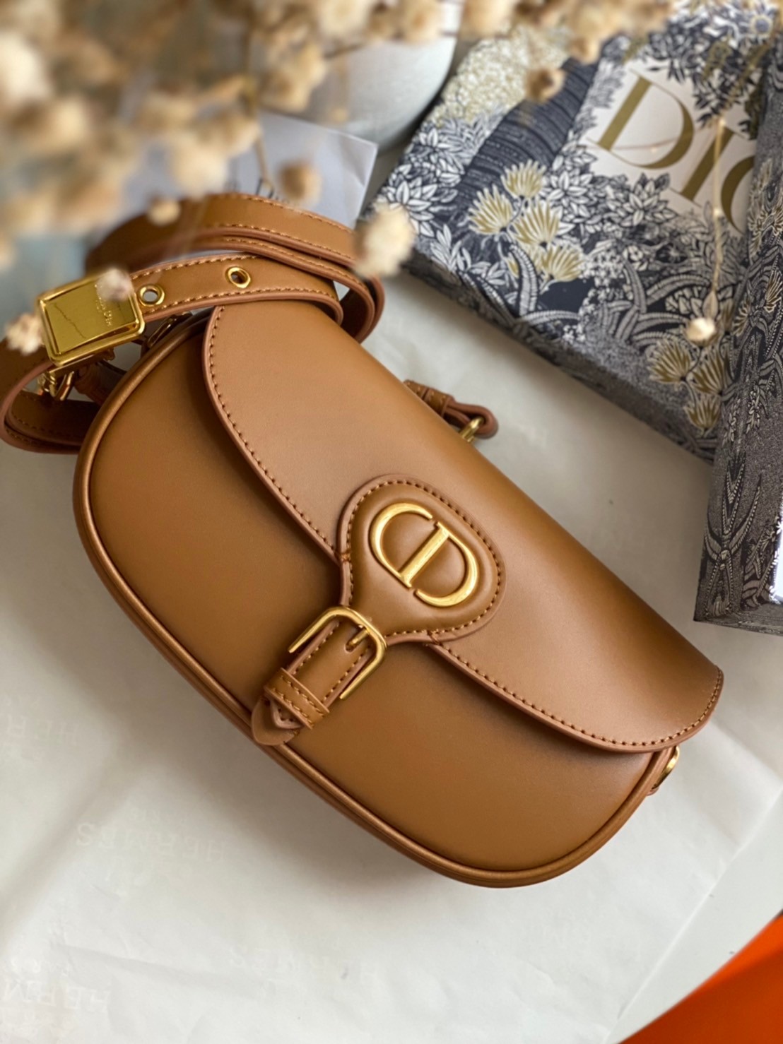 หนังแท้ DIOR BOBBY EAST-WEST BAG พร้อมส่งที่ไทย งานหนังแท้ทั้งใบเกรดออริจินอล ภาพสินค้าถ่ายจากงานขายจริง ใช้งานต่างประเทศได้ รุ่นใหม่ในฤดูกาลนี้ เพิ่มความทันสมัยให้กับซิลลูเอทของ Hobo ผ่านเส้นสายที่สง่างามและสัดส่วนที่กลมกลืนกัน สไตล์หนังลูกวัว โดดเด่นด้ว