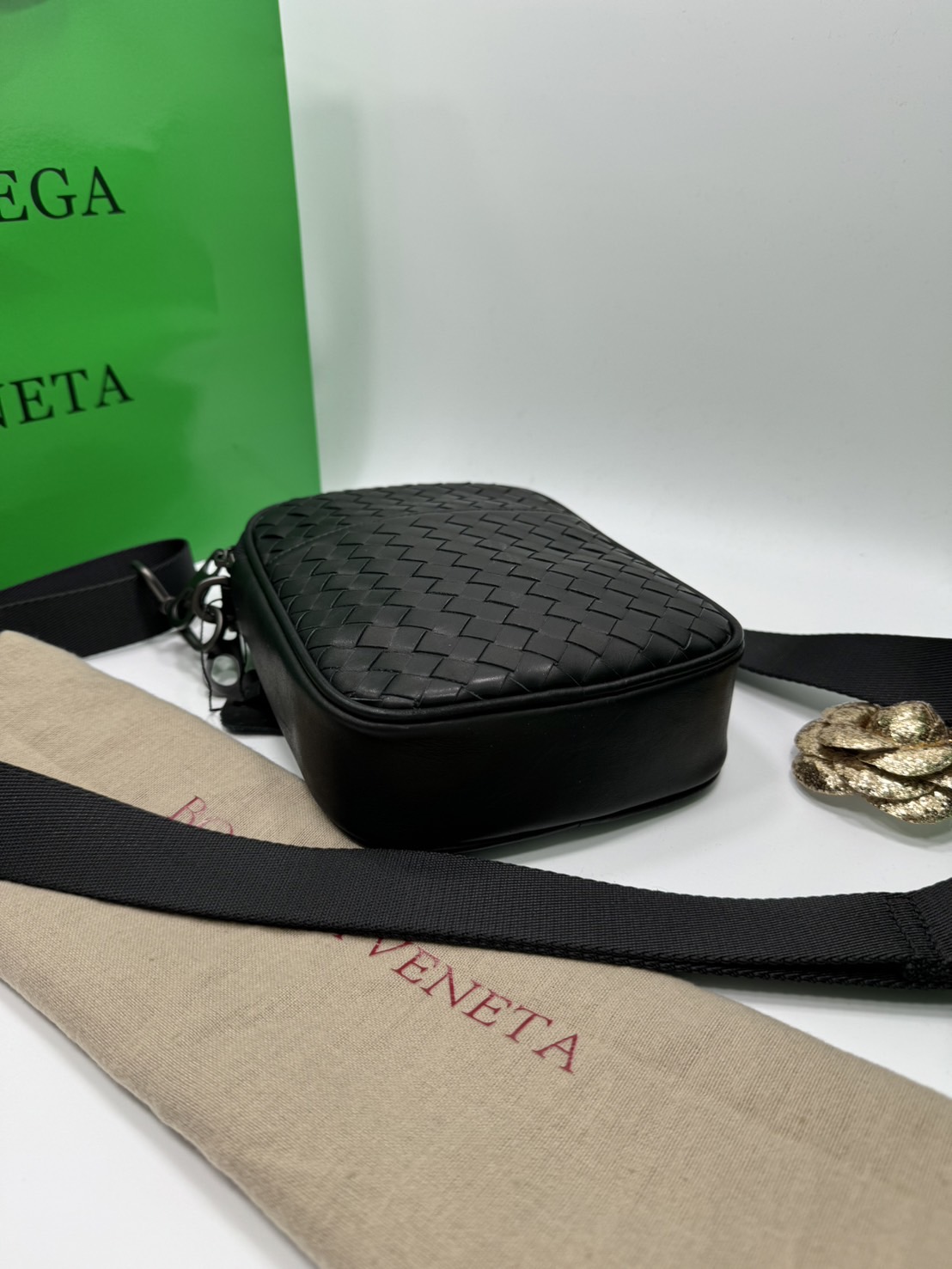 Small BOTTEGA Messenger Bag / BOTTEGA Crossbody Bag กระเป๋าสะพายเมสเซนเจอร์ ดีไซส์สานเป็นเอกลักษณ์ everyday look เอาใจหนุ่มๆ สวยเท่คลาสสิก