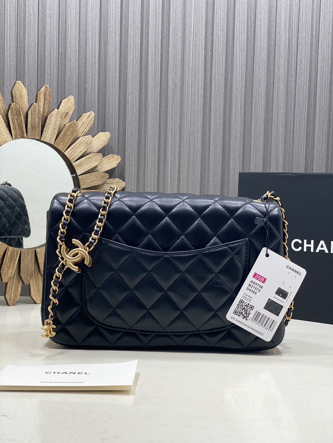 ORI หนังแท้ | Chanel Classic Flap Bag กระเป๋าสะพายรุ่นคลาสสิก สายประดับโลโก้สวยหรูอะไหล่สีทองสวยงาม