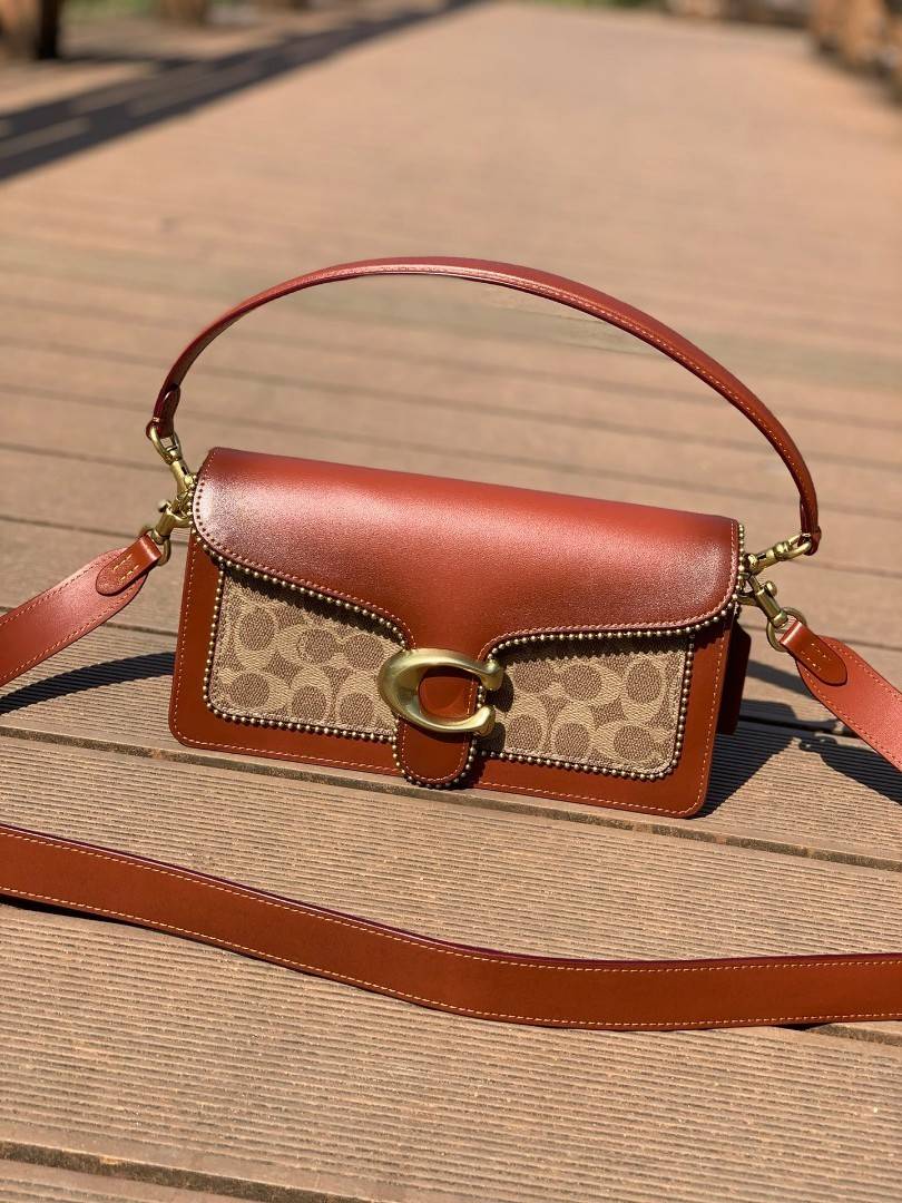 COACH TABBY SHOULDER BAG 26 IN SIGNATURE CANVAS WITH BEADCHAIN (6793,91215) กระเป๋าสะพายไหล่ ดีไซน์วินเทจย้อนยุค สวยคมชัด คลาสสิคใช้ได้ทุกลุค วัสดุหนังแท้สลับหนังแคนวาสเคลือบลาย เปิด-ปิดด้วยแม่เหล็กในตัว รับรองแน่นหนา ด้านหลังมีช่องแยก ภายในเป็นช่องโล่ง ข