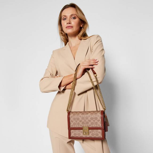COACH 3492 HUTTON SHOULDER BAG IN SIGNATURE CANVAS sold out ไปกันทั่วหน้าในหลายประเทศ กับกระเป๋าสะพายที่สุดของความหรู ดีไซน์คลาสสิควินเทจ ลูกเล่นสีแทนสนิมตัดกับอะไหล่สีทองเหลืองดูย้อนยุคและหรูหรา วัสดุหนังแคนวาสสลับหนังแท้ สายสะพายโซ่สลับหนัง ปรับสะพายได้