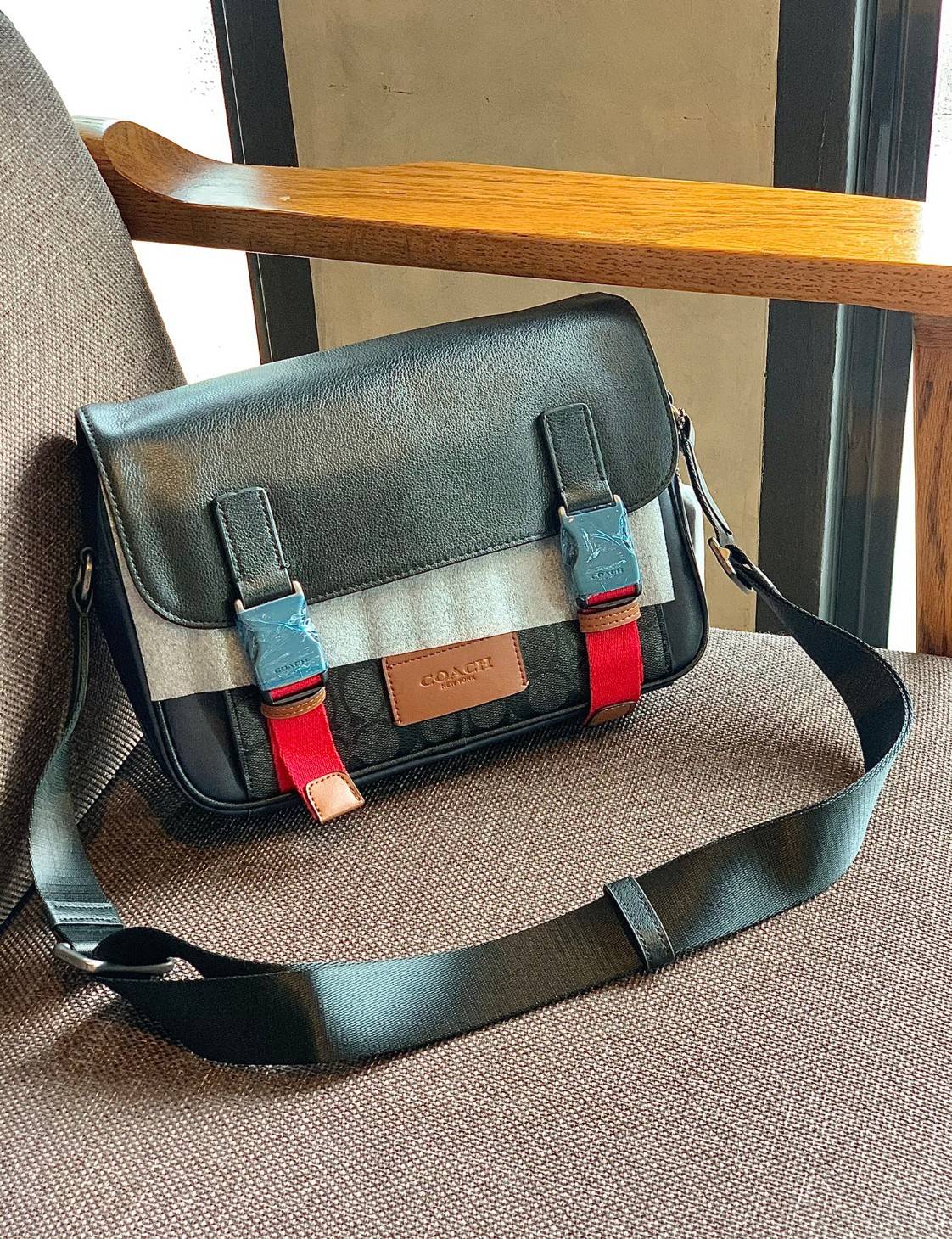 ไม่มีถือว่าพลาดมากๆ สำหรับรุ่นนี้ ใหม่เอี๋ยมเลยค่าา😘 COACH TRACK CROSSBODY IN COLORBLOCK ((4141//4021)) พร้อมส่งที่ไทย ใหม่ล่าสุดค่ะ! กระเป๋าสะพายครอสบอดี้ร์หรือสะพายข้าง หนังแท้ชั้นดีที่สุด หนังนิ่มสวยมากๆค่ะ ด้านหน้าเย็บป้ายหนังโลโก้แบรนด์ เปิดป