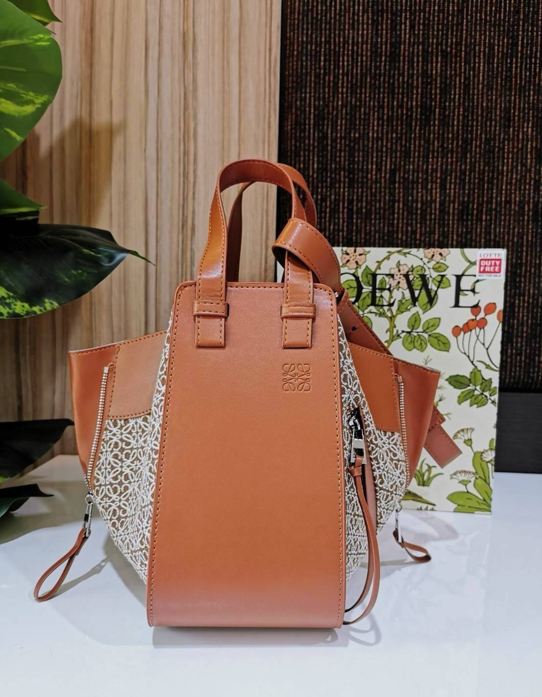 LOEWE ANAGRAM SHOULDER BAG VIP กระเป๋าถือหรือสะพาย รุ่นหายากสุดเลอค่าวัสดุ Anagram Canvas ตัดหนังแท้ Calfskin สุดคลาสสิค ขนาดกำลังดี น้ำหนักเบา ภายในโล่งกว้างและจุ ใส่กล้อง มือถือ ของใช้ได้เยอะ มาพร้อมหูสั้นหนังแท้หิ้วถนัดมือและสายหนังยาวสะพายไหล่หรือ Cro