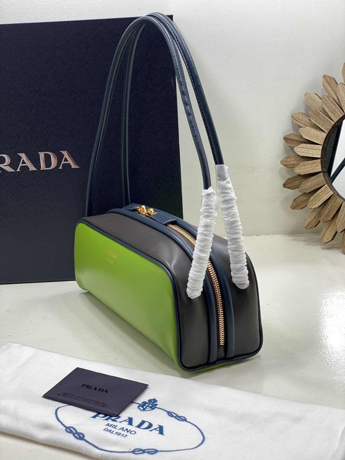 TOP ORI หนังแท้ | Prada Swing smooth leather shoulder bag / Prada Hobo Bag กระเป๋าสะพายสไตน์สปอร์ตเรียบหรูดีไซน์ใหม่เรียบง่าย หนังแท้เรียบสวยสัมผัสนุ่มละมุน โทนสีทูโทนแต่งแต้มสีสันให้โดดเด่น