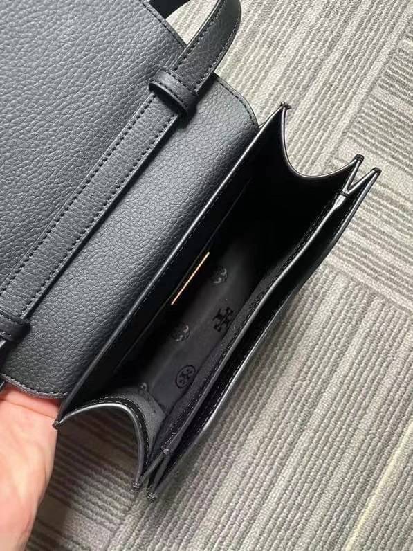 TORY BURCH BRLTTEN SMALL SADDLE BAG / Tory Burch Britten Flap Shoulder Bag กระเป๋าสะพายข้าง วัสดุหนังแกะแท้ ด้านหน้าประดับโลโก้แบรนด์ เปิด-ปิดกระเป๋าแบบกระดุมแป็กแม่เหล็กแน่นหนา ภายในมีช่องหลัก ใส่กระเป๋าเงินใบกลาง มือถือได้ทุกรุ่น มีช่องแยกใส่ของจุกจิกอี