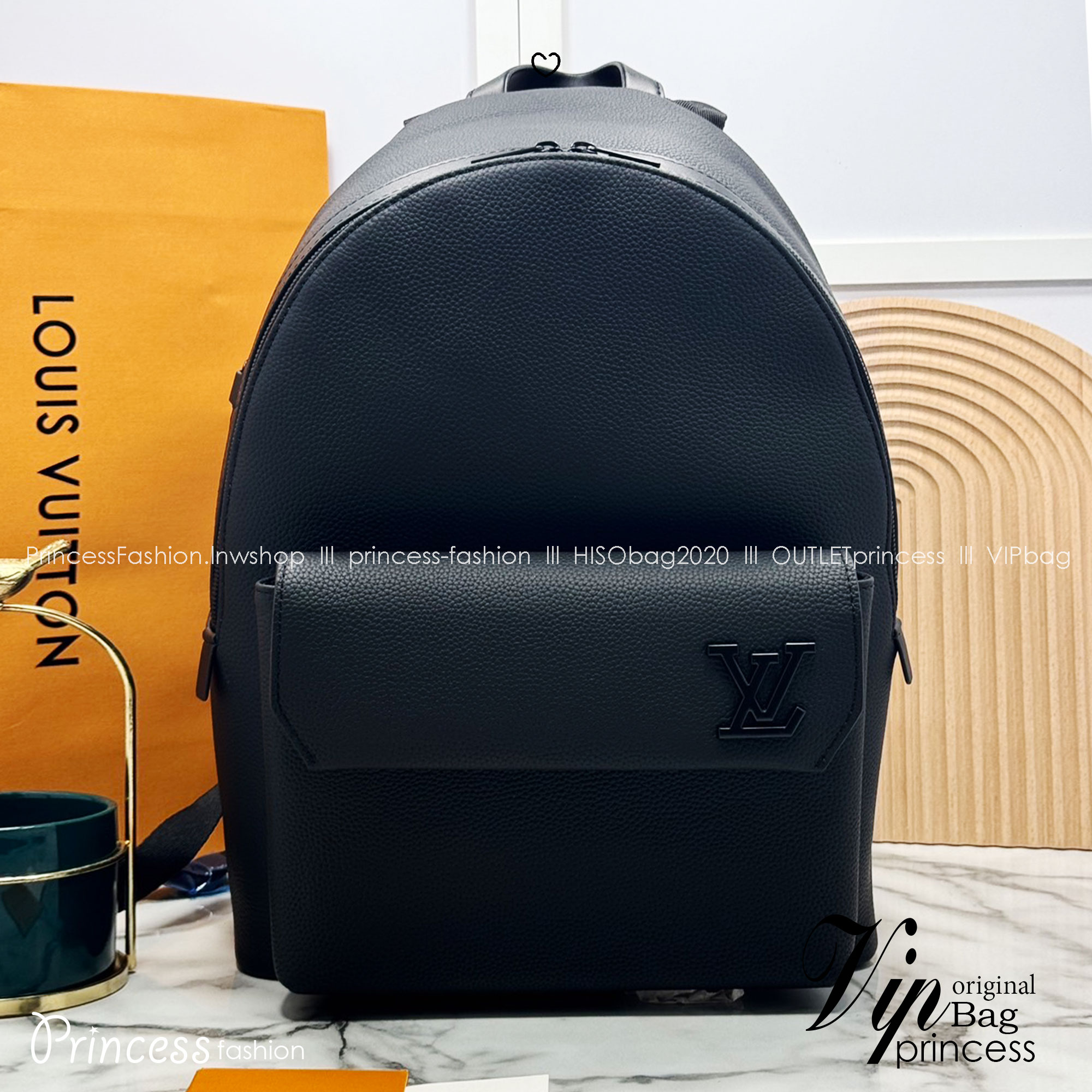 LV Racer Backpack กระเป๋าเป้สะพายหลัง รุ่นนี้สะท้อนถึงความสปอร์ตและเทห์ด้วยหนัง Monogram Shadow หนังแท้เนื้อนุ่มสีดำสง่างาม