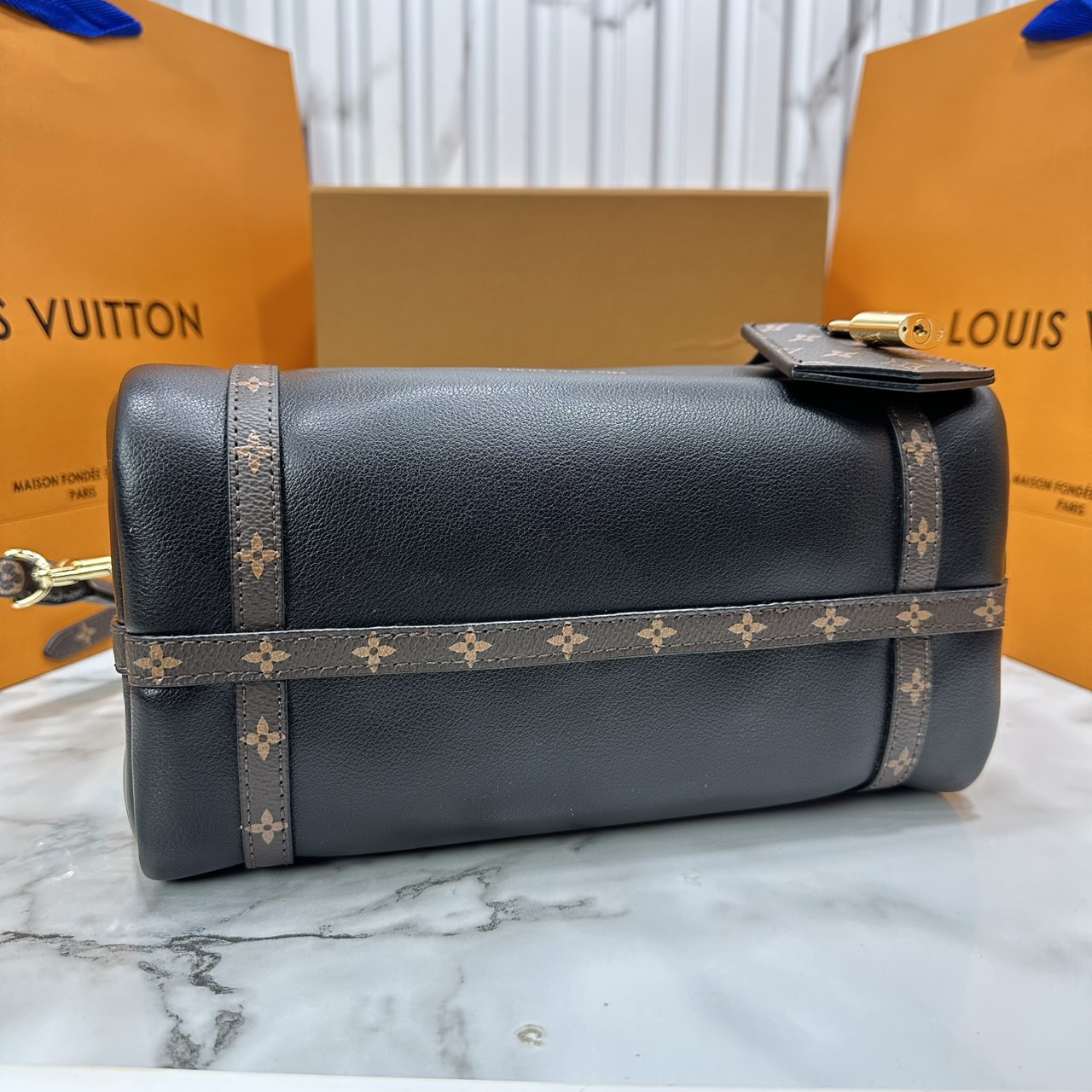 ORI หนังแท้ | LV Express PM Bag 25cm กระเป๋าสะพายทรงหมอนสปีดี้ดีไซน์ใหม่ล่าสุด โฉบเฉี่ยว แต่งคาดหน้าโมโนแกรมโดดเด่น ตัวกระเป๋าสีพื้นตัดกันอย่างลงตัว พร้อมหูแบบจับยาวถอดได้จะถือหรือคล้องไหล่ก็เก๋