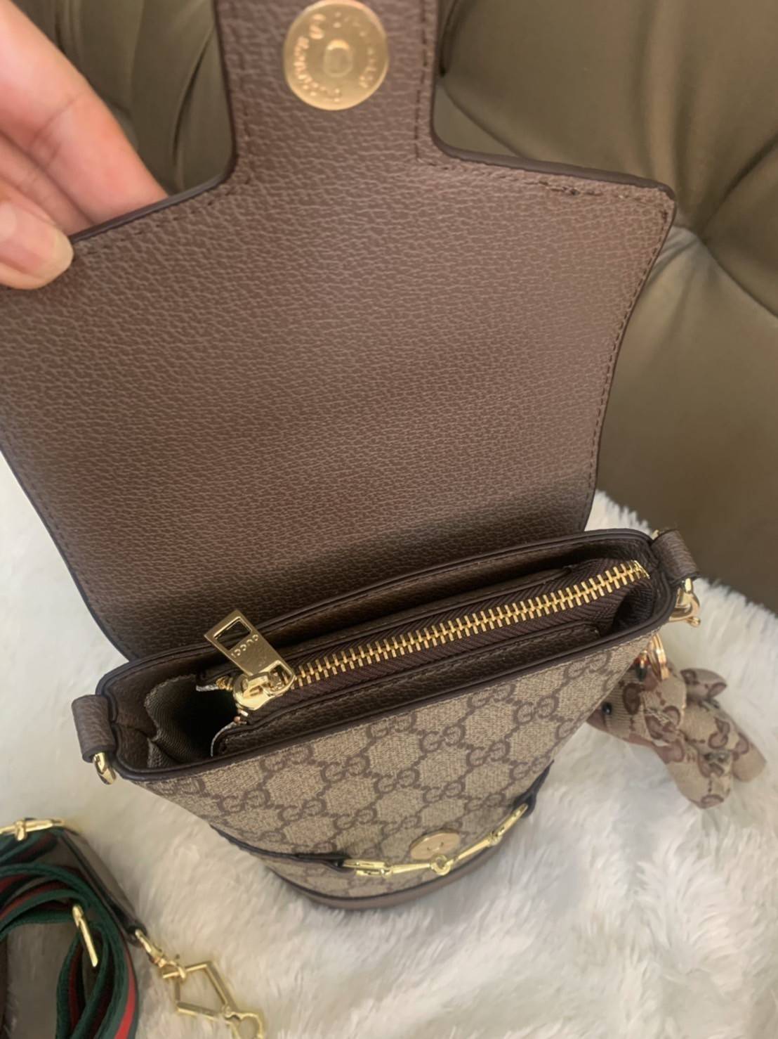 กระเป๋าสะพาย กระเป๋าใส่โทรศัพท์ งานแฟชั่นคลาสสิก Gucci Gag VIP GIFT WITH PURCHASE (GWP) พรีเมี่ยมกิ้ฟ Limited Edition รูปทรงถัง วัสดุcalfskin อะไหล่ทอง ลวดลายชิกเนเจอร์ โมโนแกรม GG เพิ่มความน่ารักด้วยพวงกุญแจเข้าชุดตุ๊กตาห้อยข้าง น่ารักมากมาย มาพร้อมสายสะ