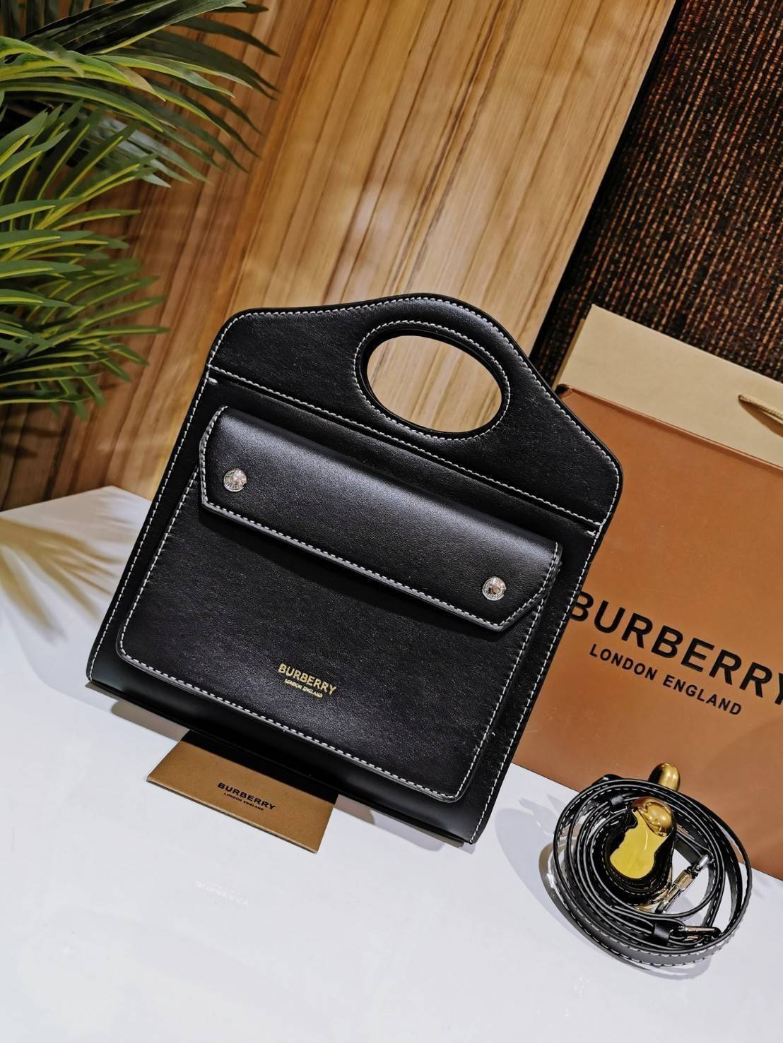 BURBERRY FRAGRANCES CROSSBODY BAG VIP GIFT WITH PURCHASE (GWP) พรีเมี่ยมกิ๊ฟ Limited Edition ใหม่ล่าสุดจาก BURBERRY PERFUME วัสดุหนังแท้ Calf Skin ทรงเหลี่ยม ดีไซน์สวยหรูอยู่ทรง ด้านหน้ามีช่องใส่ของ ภายในโล่งกว้าง มีช่องซิปแบรนด์ สามารถใส่กระเป๋าสตางค์ใบย