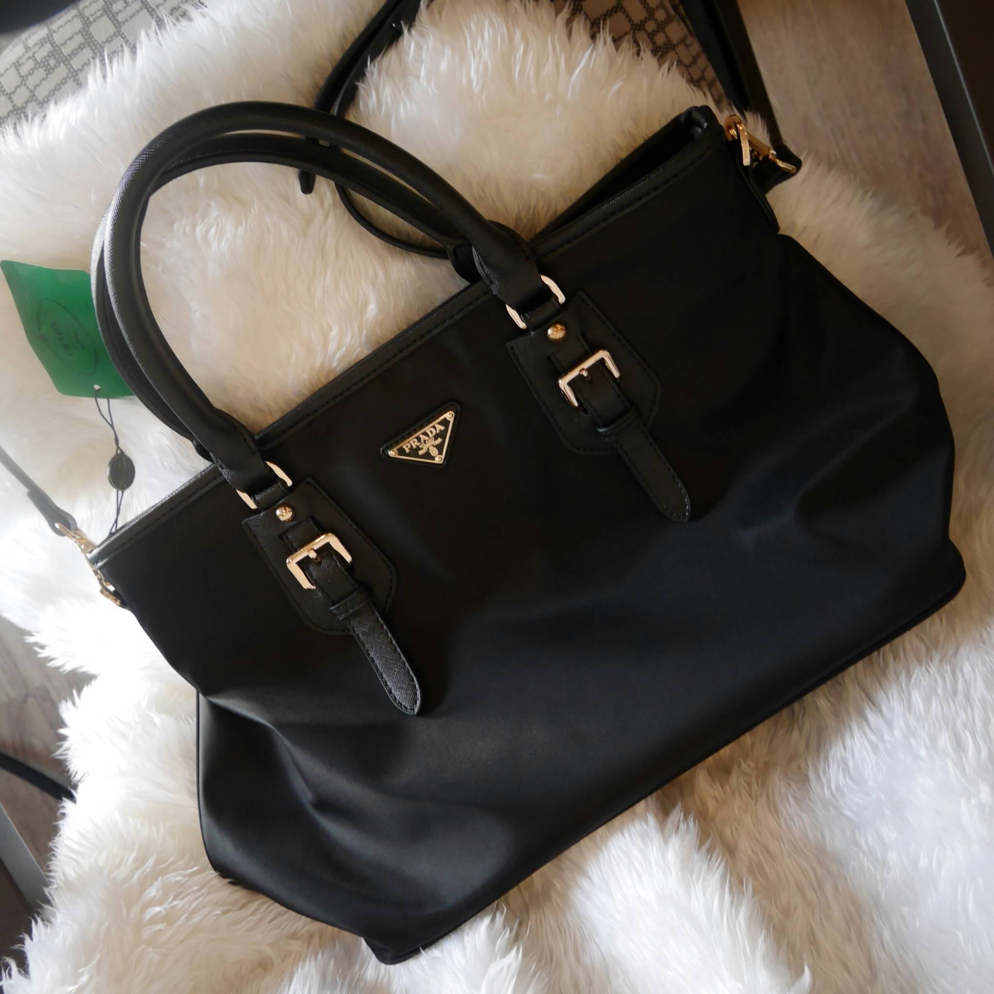 New item! อีกหนึ่งรุ่นที่ มาใหม่ค้า Prada Nylon handbag กระเป๋าถือสะพาย ทรงกำลังดี **ยอดฮิต จากงานพรีเมี่ยมกิ้ฟใหม่ บอกเลยว่า ใบนี้วัสดุเป็น Nylon สวยคุ้มสุดๆ หูกระเป๋าสามารถทำทรง ตั้งและพับได้ มาพร้อมอะไหล่สีทอง ด้านหน้าประดับด้วยโลโก้แบรนด์สวยหรู ด้านใน