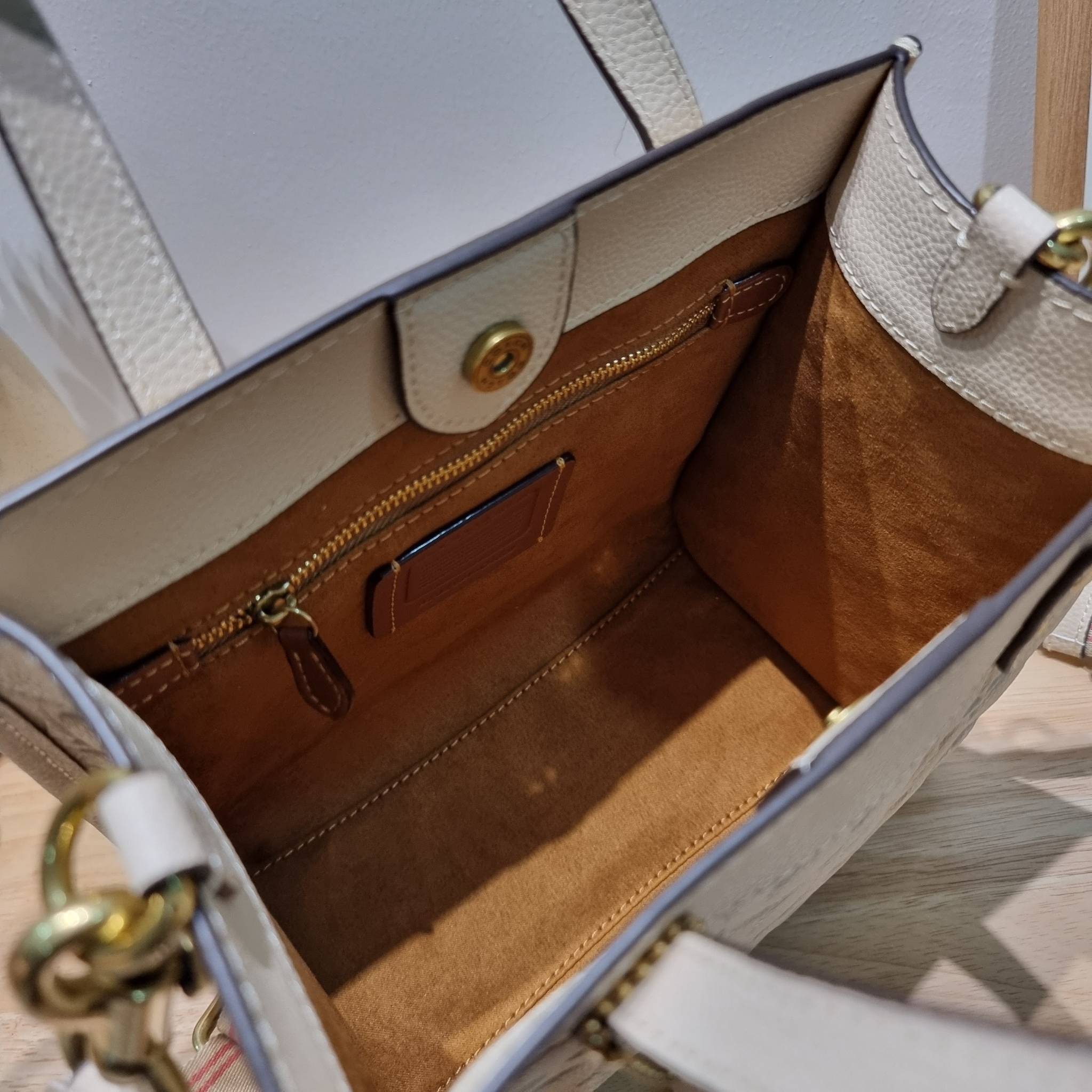 COACH C4829 FIELD TOTE 22 IN SIGNATURE LEATHER คอลเลคชั่นสุดหรู กับกระเป๋าทรงโท้ท ไซส์กำลังสวย ดีเทลหนังปั๊มเต็มใบ สีโทนผู้ดีม้าก บวกกับสายสะพายสีตัดกับกระเป๋า เพิ่มมูลค่าไปอีก ทำให้ไอเท็มนี้ดึงดูดทุกสายตา