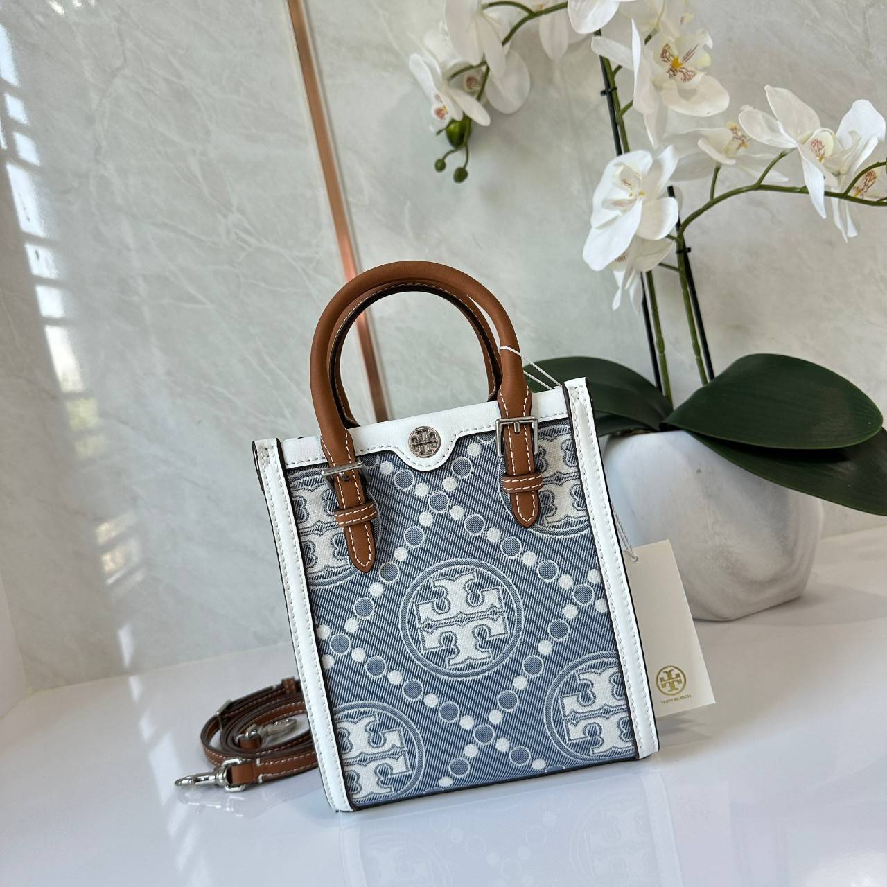 Tory Burch Mini T Monogram Denim Tote / Tory Burch T Monogram Jacquard Denim Mini Tote กระเป๋าทรงโท้ทไซส์มินิ T Monogram รูปแบบคลาสสิค ตัดเย็บอย่างดี คอลใหม่ห้ามพลาดคะ