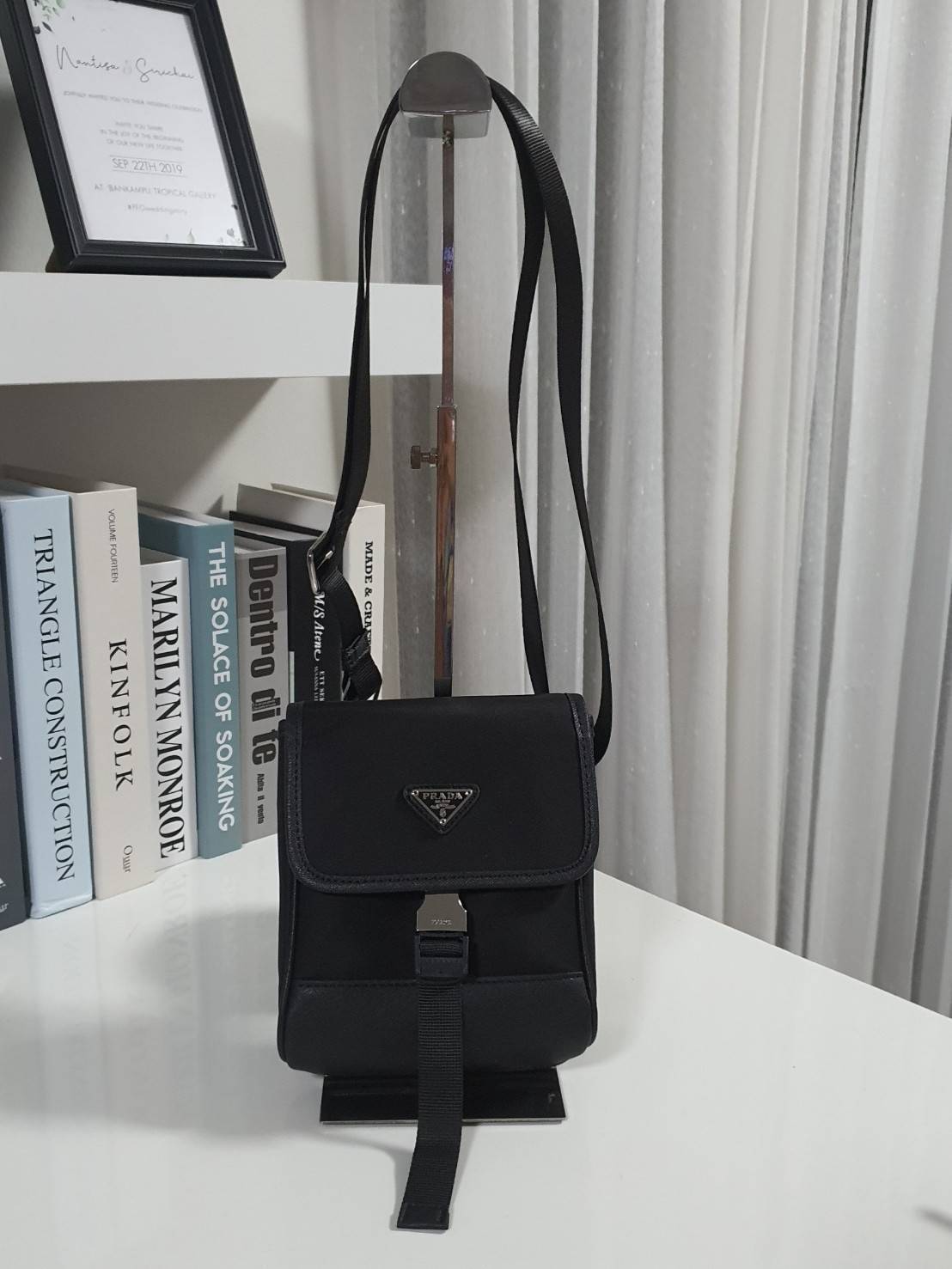 รุ่นใหม่ล่าสุด 2020 !!! Prada crossbody nylon bag ขนาดกะทัดรัด พกพาสะดวก วัสดุทำจากผ้าไนล่อน สามารถกันน้ำได้ อะไหล่เงินทั้งใบ เปิดปิดด้วยตัวล็อคแบบ บีบ ด้านในมีโลโก้อยู่ที่ฝากระเป๋า ภายในมีช่องเล็กแยก มีการบุผ้าลายแบรนด์อย่างดี สามารถใส่มือถือได้ทุกรุ่น ก