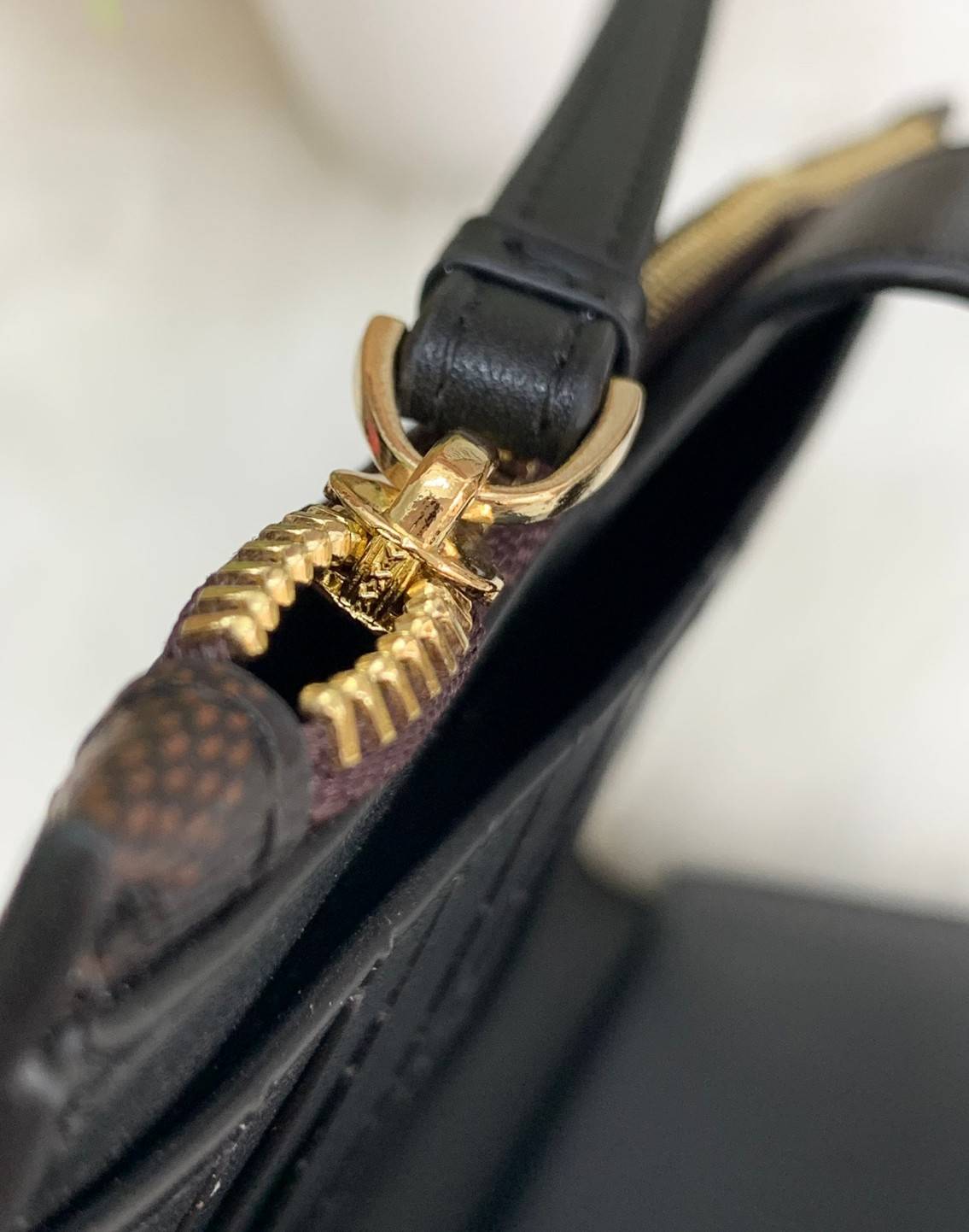 พร้อมส่งครบ 5 สี กระเป๋าสตางค์ที่สาวๆต้องมีติดตัวค่าา😘 COACH TECH WALLET IN COLORBLOCK SIGNATURE ((C2874)) ✔️กระเป๋าเงินใบยาว หนังแท้ พร้อมสายคล้องมือในตัวค่ะ ✔️เปิดปิดด้านหน้าแบบฝากระดุม ภายในมีช่องใส่ธนบัตร2ช่อง ;สามารถใส่มือถือ ip