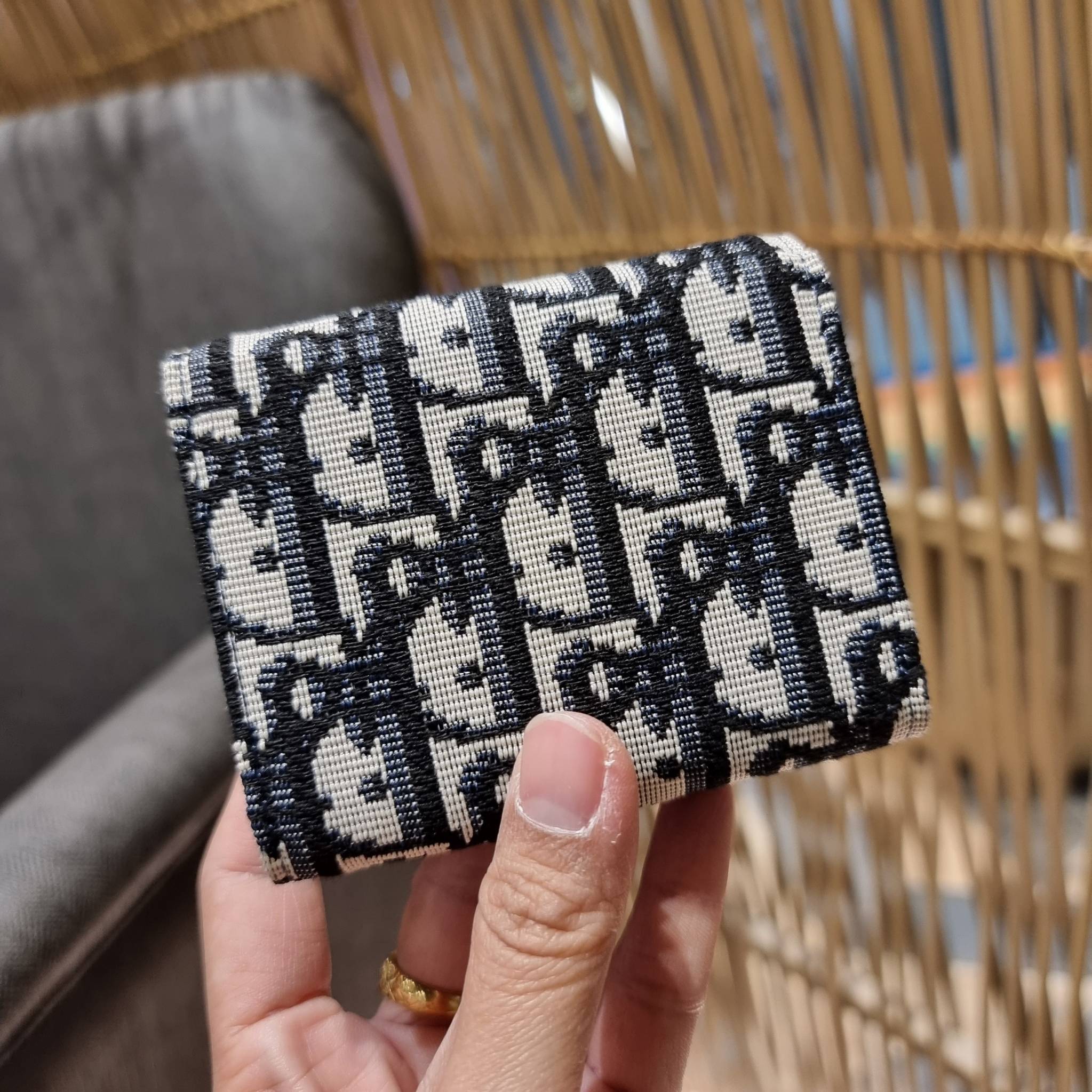 VIP 】CD MULTI WALLET WITH GWP กระเป๋าสตางค์ขนาดเหมาะมือ กะทัดรัดไม่กินพื้นที่ พรีเมี่ยมกิ๊ฟจากเคาน์เตอร์ ดีไซน์แบบพับ ใช้งานง่าย น่ารักน่าใช้จริงๆ วัสดุผ้าแคนวาสปักลาย สลับหนังแท้ภายใน ภายในมีช่องใส่บัตร ใส่ธนบัตรได้ สะดวกใช้มากๆ มาพร้อม box set ในราคาที่