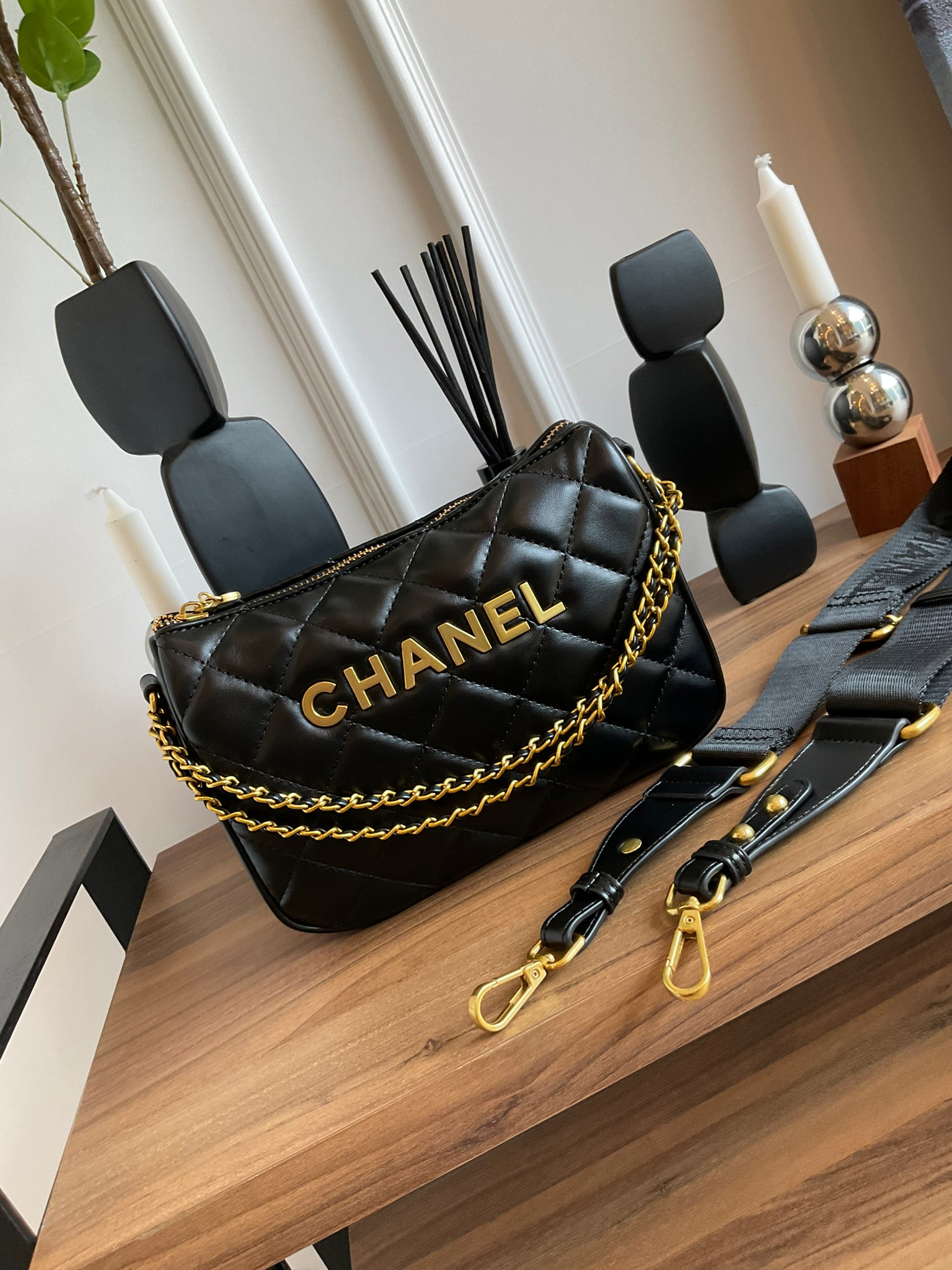 Chanel Crossbody bag black / CHANEL VIP GIFT CROSSBODY BAG กระเป๋าทรงสะพายข้าง ที่กำลังมาแรงมาในตอนนี้ ตัวกระเป๋าเป็นหนังพียูพรีเมี่ยม อะไหล่ทองวินเทจทั้งใบ ด้านหน้าประดับโลโก้แบรนด์ เปิดปิดด้วยซิปยาว ด้านในใส่กระเป๋าสตางค์ได้ถึงใบกลาง สามารถเป็นได้ทั้งกร