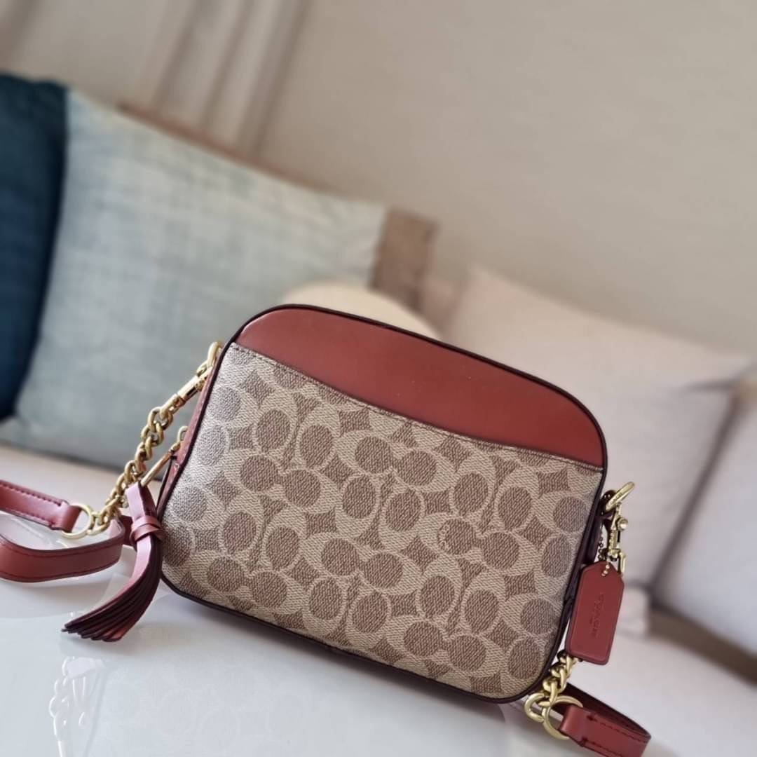 COACH 31208 CAMERA BAG IN SIGNATURE CANVAS รุ่นหายาก กระเป๋า crossbody ทรงกล่องสวยหรู ดีไซน์ลงตัว สีแทนรัสท์โดดเด่น วัสดุหนังแคนวาสเคลือบลาย ตัดด้วยอะไหล่ทองเหลือง สวยเข้ากันสุดๆ!! เปิด-ปิดกระเป๋าด้วยซิปพวงหนัง ภายในโล่งกว้าง ใส่ของสำคัญได้ครบ ใบนี้ใบเดีย