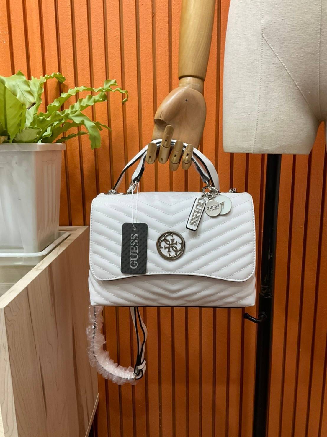 ของแท้ 💯% 】GUESS BLAKELY TOP HANDLE FLAP BAG กระเป๋สะพายรุ่นใหม่ล่าสุด รุ่นยอดนิยมสวยอยู่ทรง วัสดุหนังนิ่ม น้ำหนักเบา มีฐานกว้างตั้งอยู่ทรง ด้านหน้าประดับด้วยโลโก้แบรนด์สวยโดดเด่น